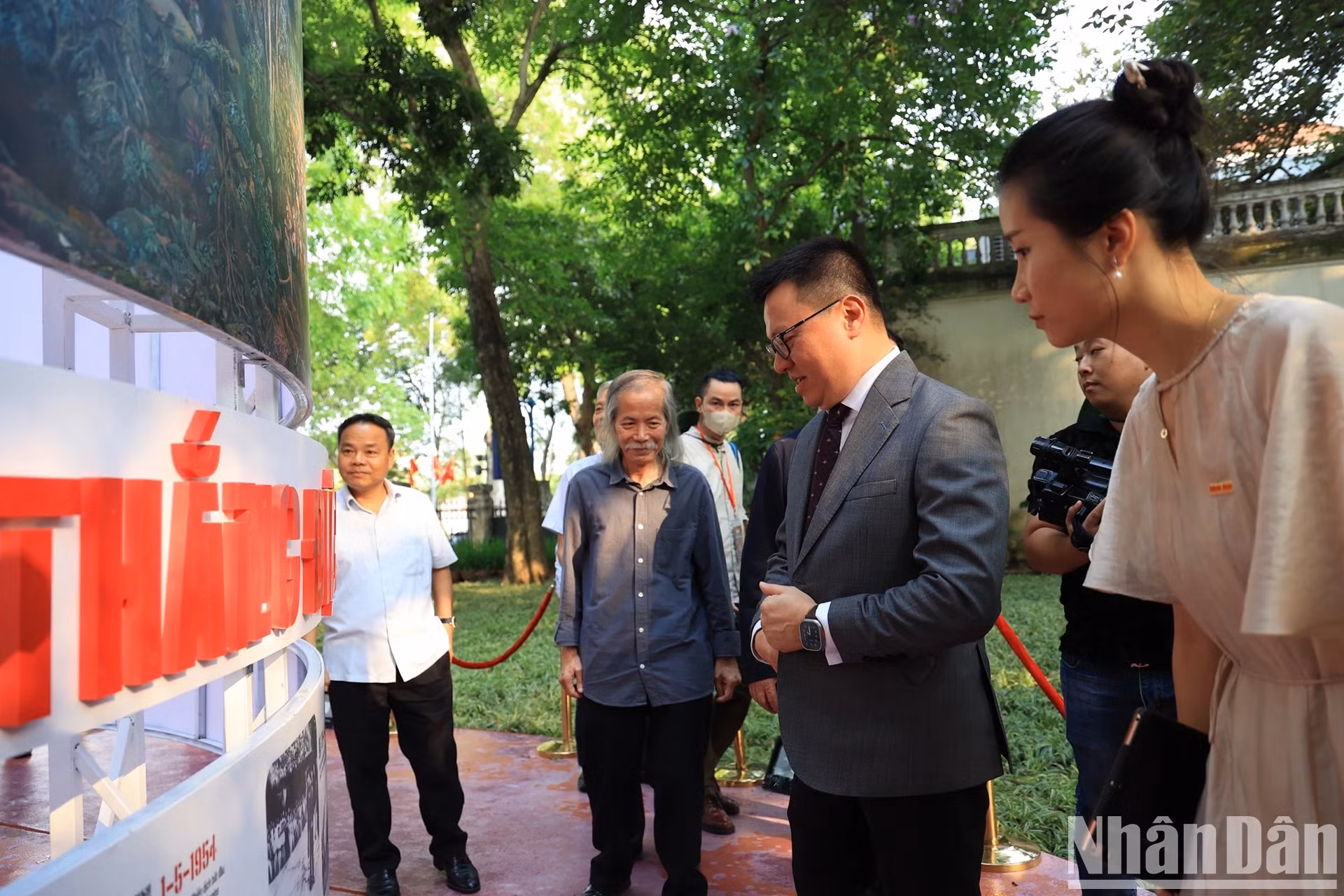 El camarada Le Quoc Minh y los delegados recorren el recinto de exhibición.