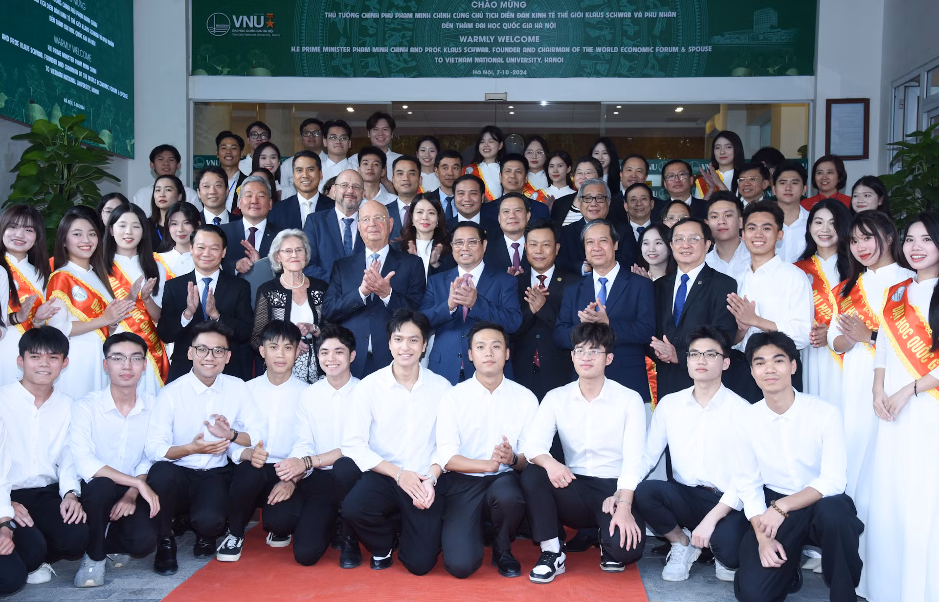 [Foto] Premier vietnamita y dirigente del FEM se reúnen con estudiantes