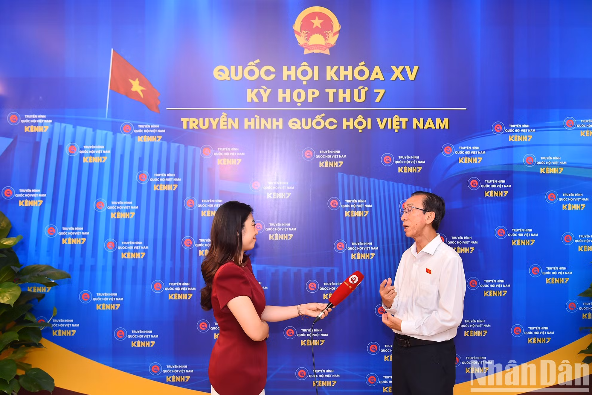 Un diputado de Ciudad Ho Chi Minh responde a preguntas de la prensa.