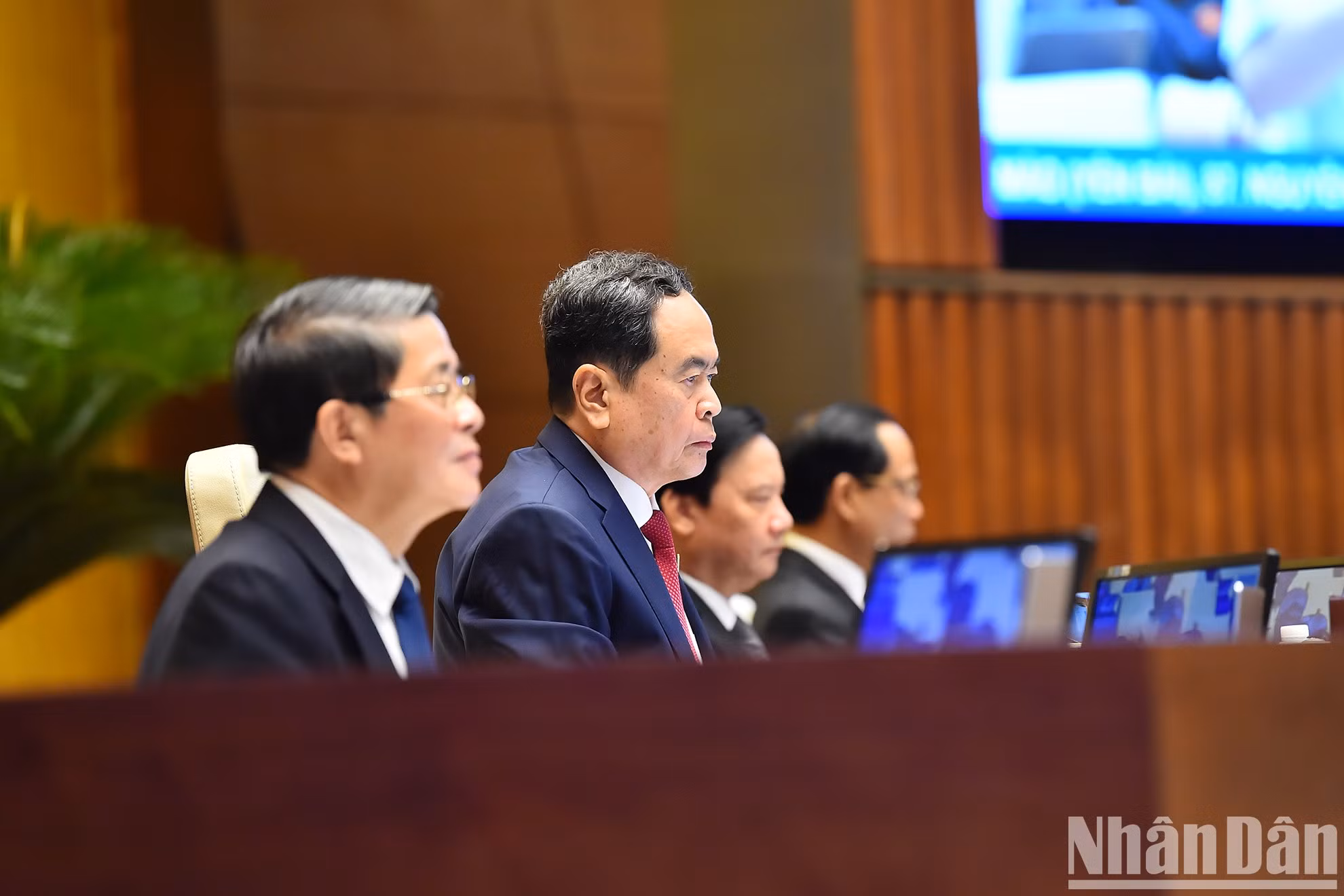 El presidente del Parlamento, Tran Thanh Man, y los subjefes del órgano.