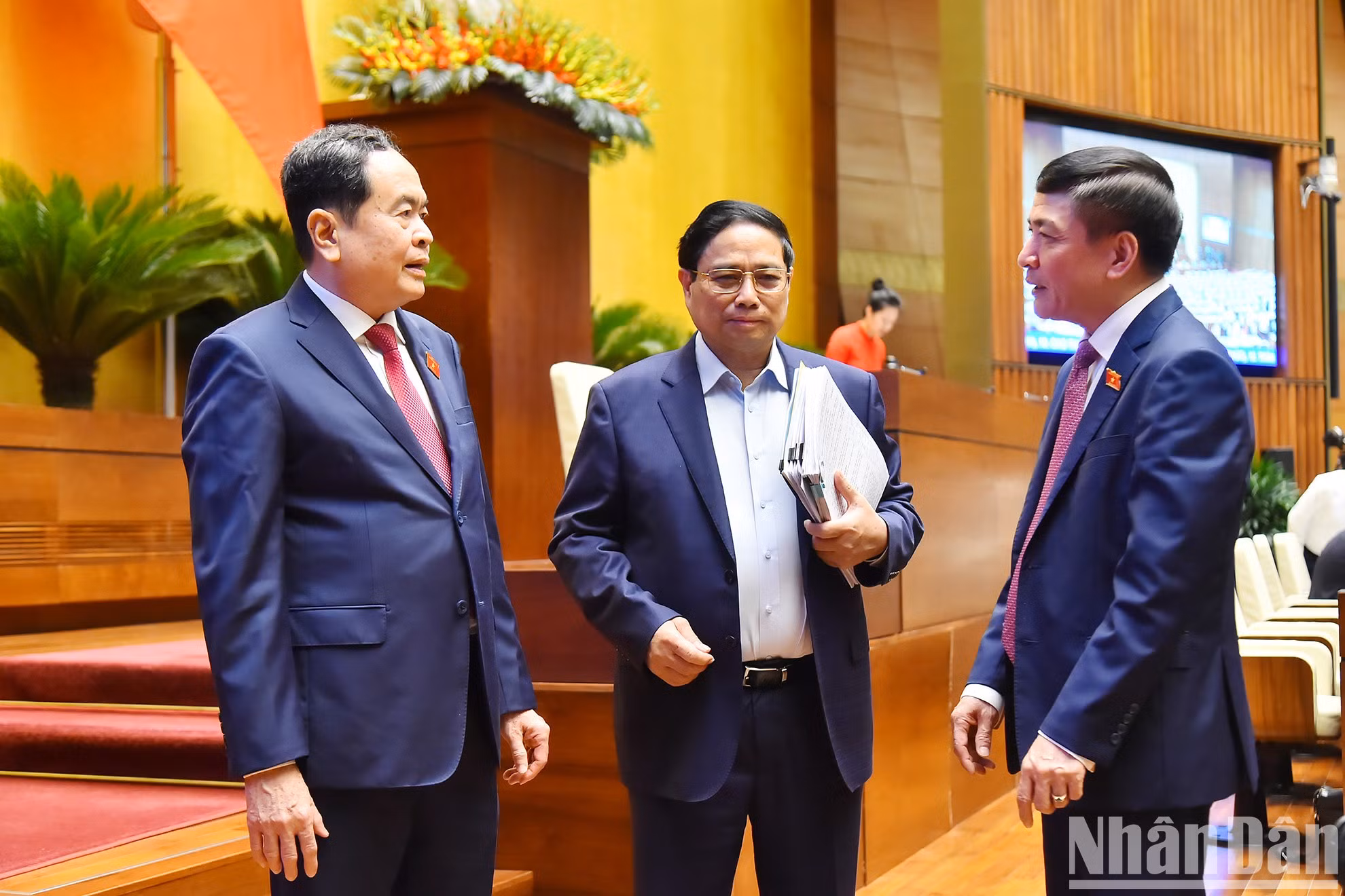 Los jefes del Legislativo y del Ejecutivo, Tran Thanh Man y Pham Minh Chinh, respectivamente, conversan con el secretario general de la Asamblea Nacional y jefe de la Oficina Parlamentaria, Bui Van Cuong, al margen de la sesión.