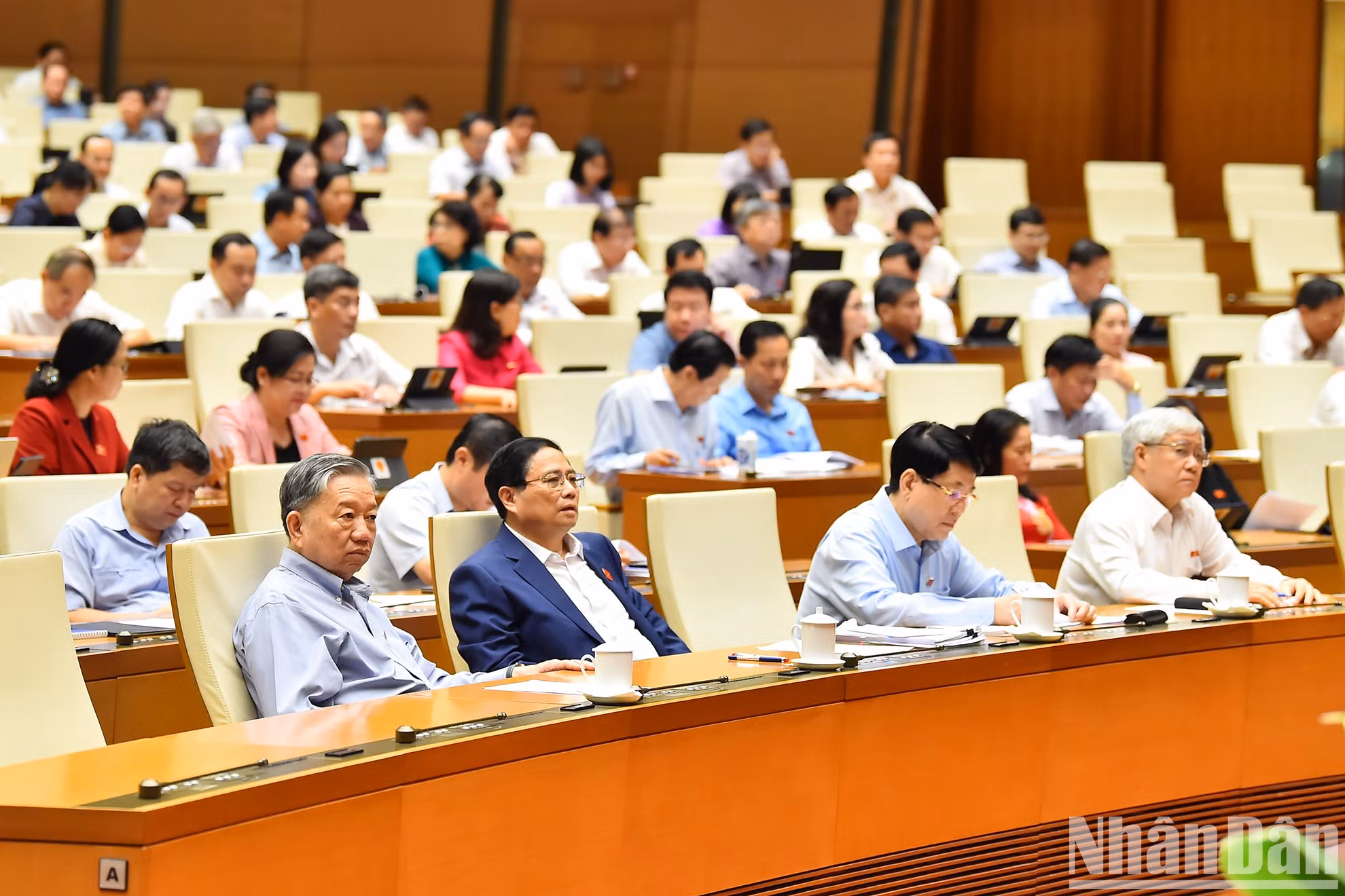 (De izquierda a derecha, primera fila) Presidente To Lam; Primer Ministro Pham Minh Chinh; Miembro permanente del Secretariado del Comité Central del Partido, Luong Cuong; Presidente del Comité Central del Frente Vietnamita de la Patria, Do Van Chien.