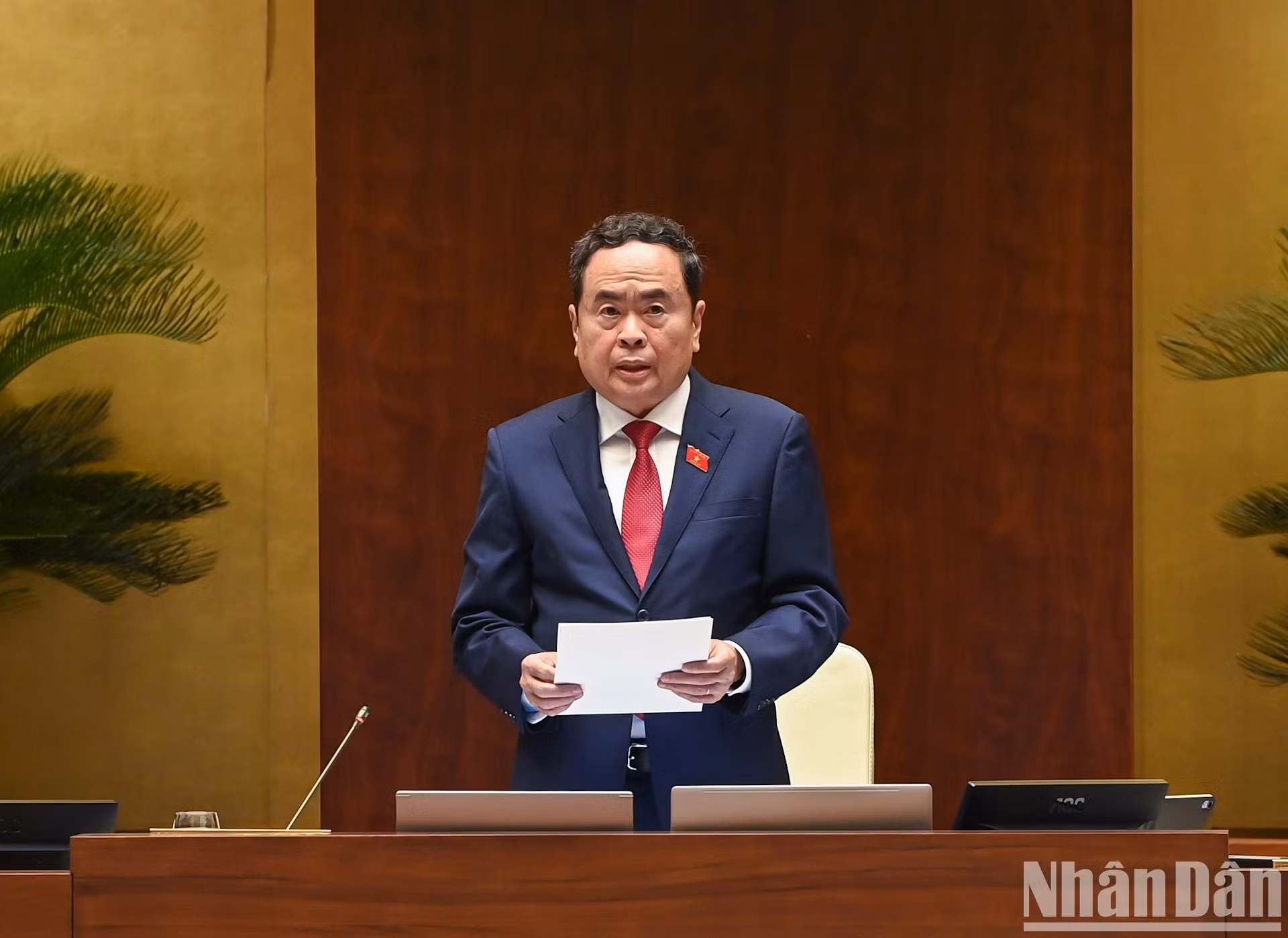 El presidente de la Asamblea Nacional, Tran Thanh Man, inicia el coloquio.