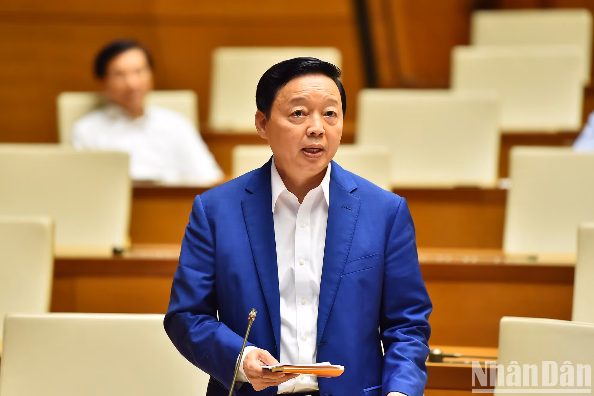 El vice primer ministro Tran Hong Ha aporta opiniones sobre los ámbitos bajo su competencia.
