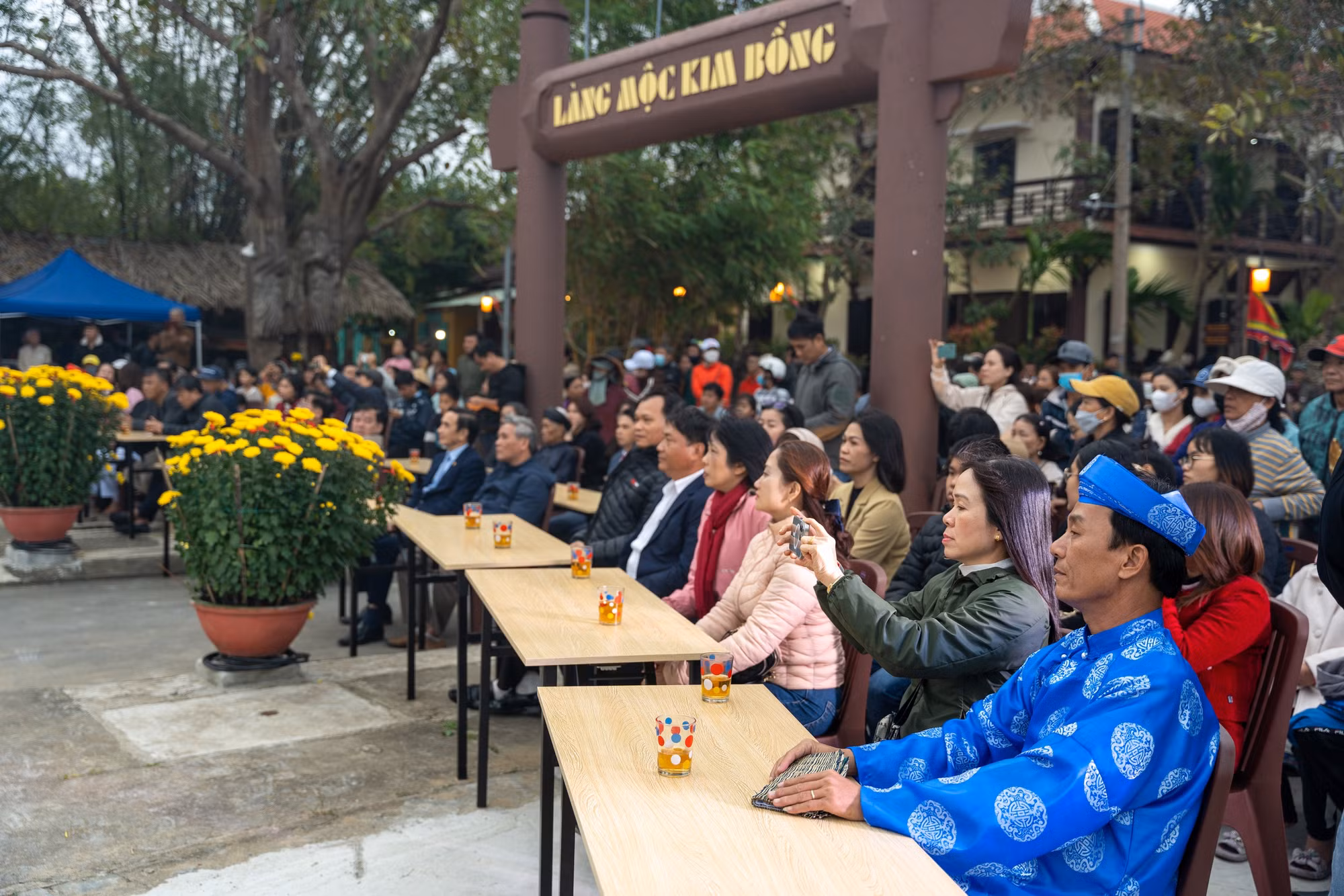 La ceremonia inaugural del festival tiene lugar en el Centro de Aldea de Oficios Tradicionales de Kim Bong, en la comuna de Cam Kim, en la ciudad de Hoi An.