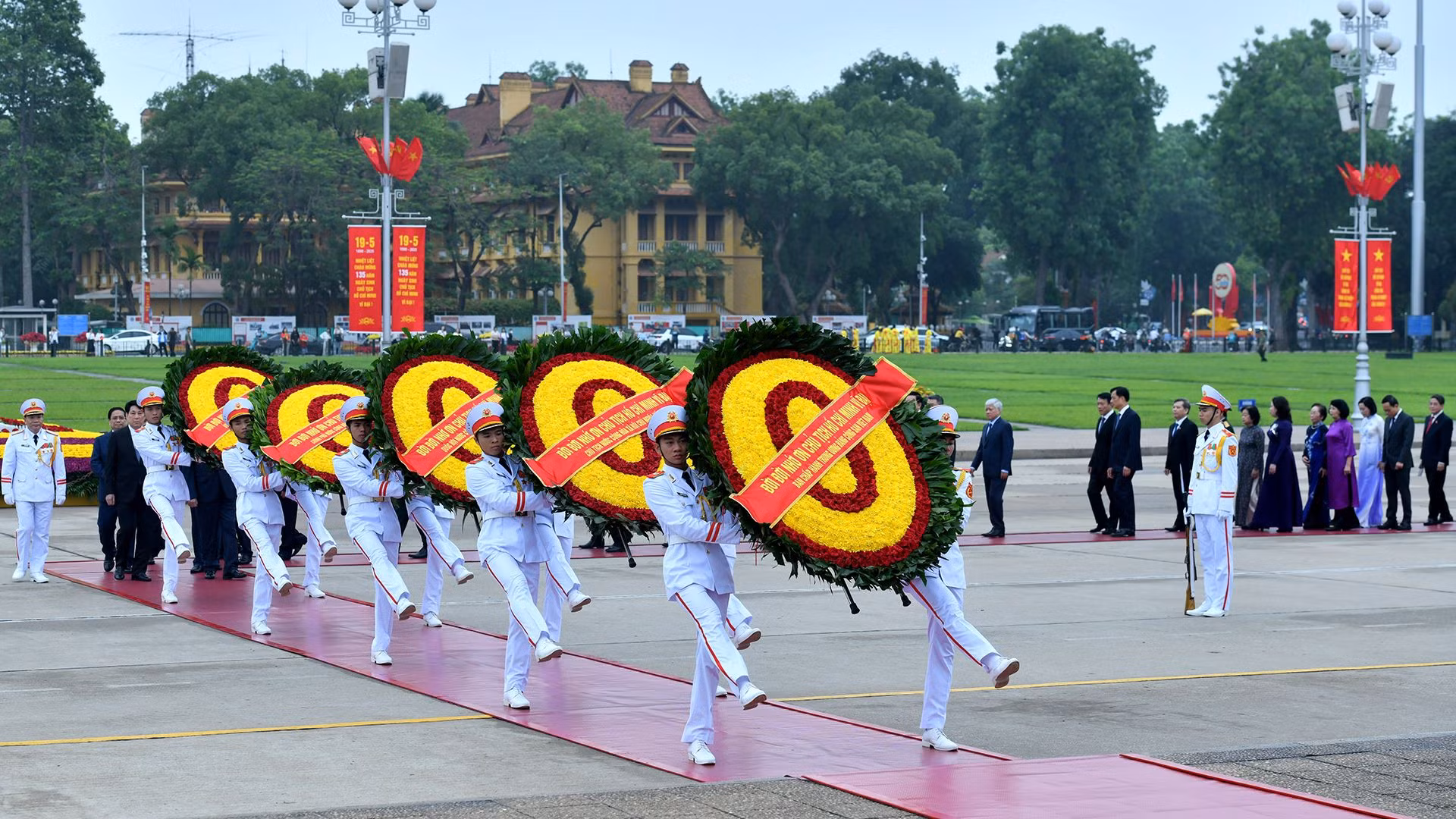 [Foto] Dirigentes del Partido y del Estado rinden homenaje al Presidente Ho Chi Minh