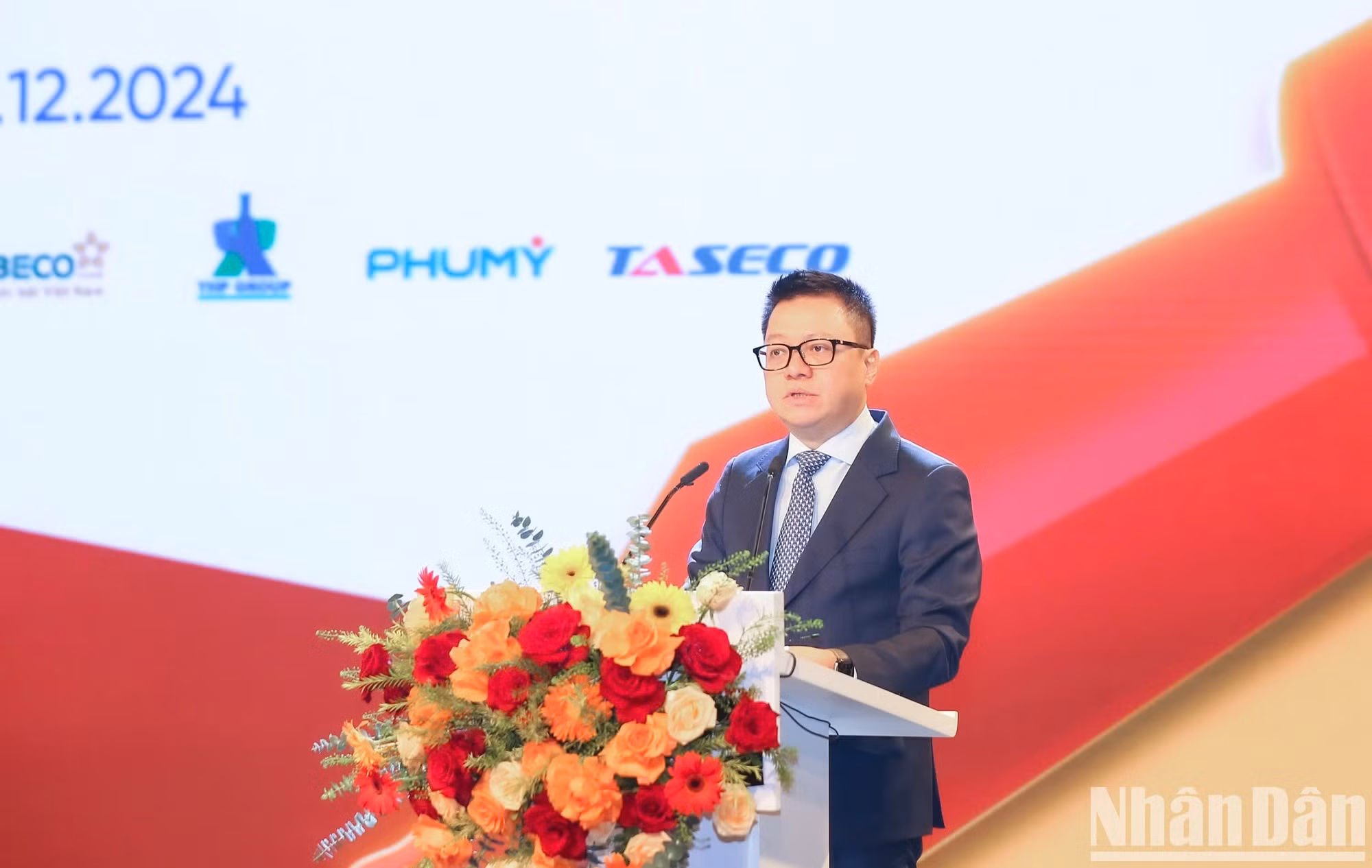 Le Quoc Minh, miembro del Comité Central (CC) del Partido Comunista de Vietnam, subjefe de la Comisión de Comunicación y Educación del CC, presidente-editor del periódico Nhan Dan y presidente de la APV, interviene en el acto.