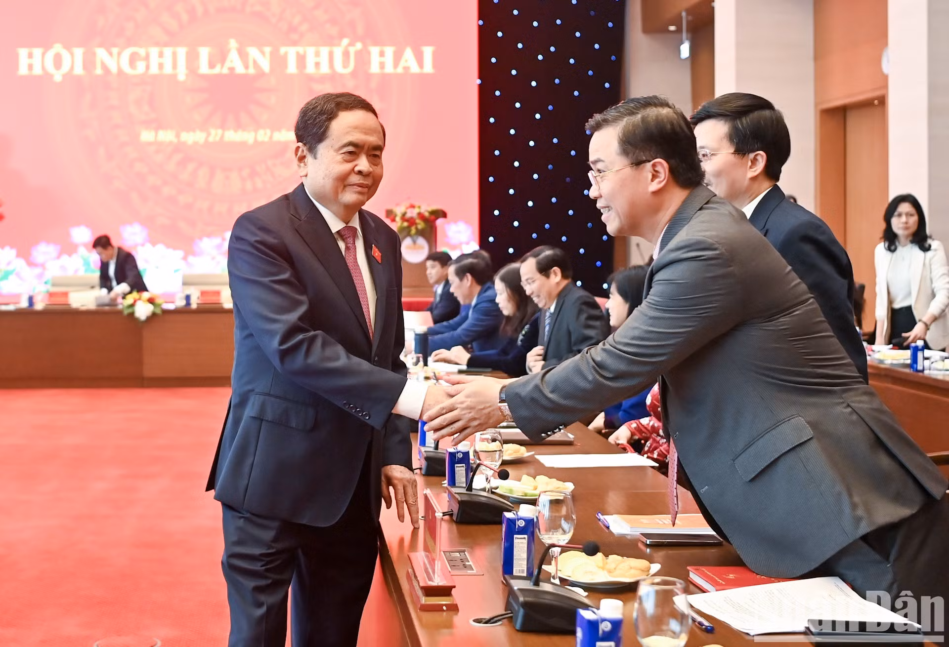 El presidente de la Asamblea Nacional y secretario del Comité del Partido en la entidad, Tran Thanh Man, y los asistentes a la reunión. El presidente de la Asamblea Nacional y secretario del Comité del Partido en la entidad, Tran Thanh Man, y los asistentes a la reunión.