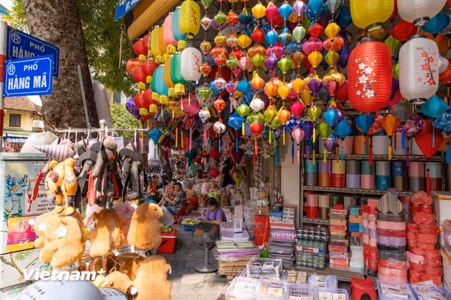 La calle de Hang Ma no es sólo un lugar que atrae a los residentes de Hanói, sino también un destino atractivo para los turistas, especialmente durante los días feriados. Miles de productos coloridos expuestos a ambos lados de la calle crean una atmósfera alegre y vibrante.