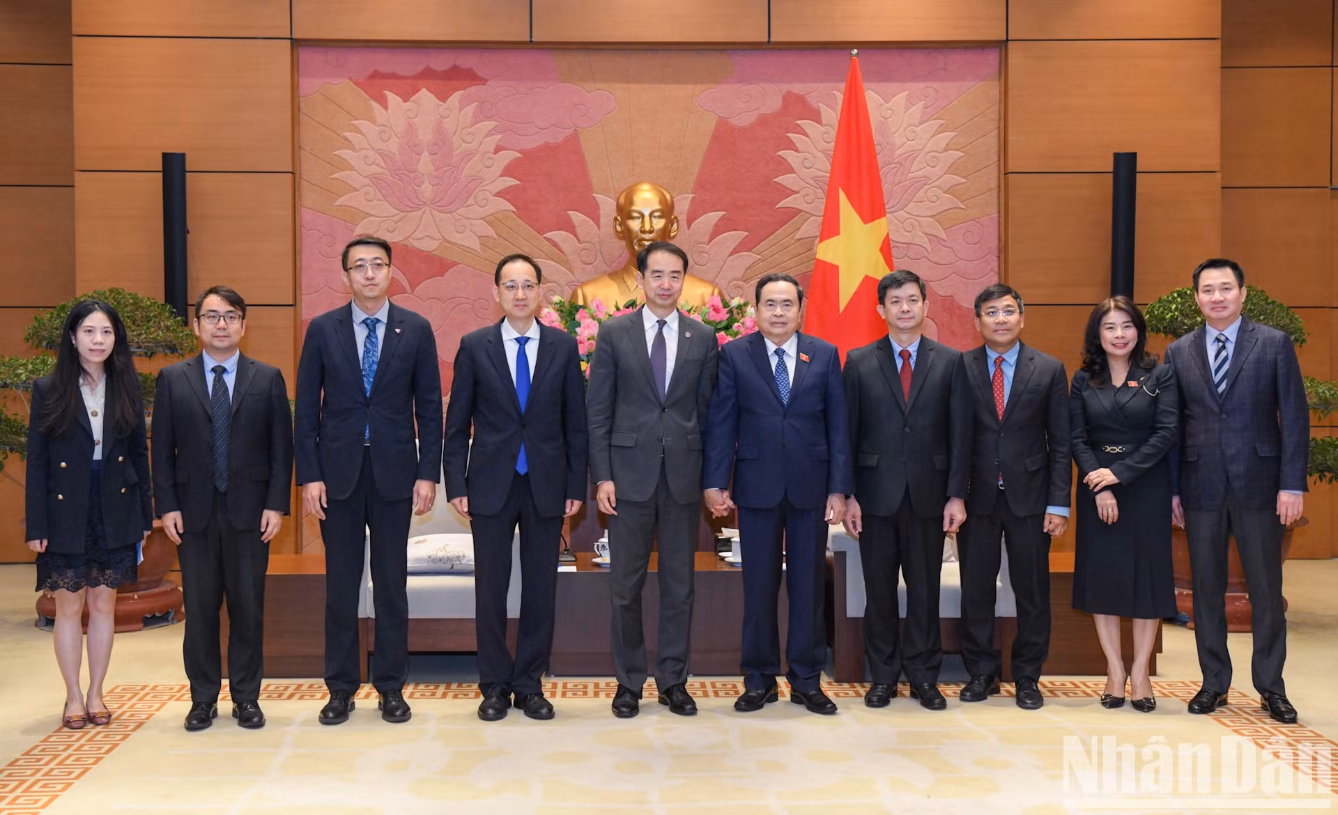 Los delegados de ambas partes posan para fotos. Los delegados de ambas partes posan para fotos.