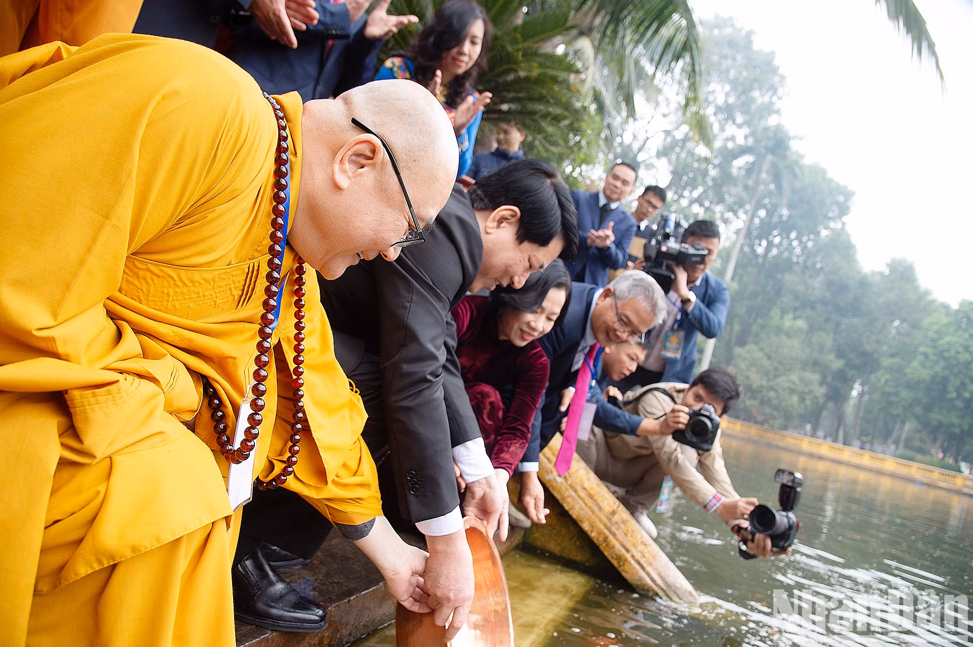 Los delegados liberan carpas en el estanque de peces del Tío Ho, en el recinto mencionado. Esta es la tradición en vísperas del Año Nuevo Lunar vietnamita de despedirse de Ong Cong (el genio de la tierra) y Ong Tao (los dioses de la cocina), que según la leyenda suben al cielo en carpa el 23 de diciembre lunar para informar al Emperador de Jade sobre el desempeño de cada familia durante el año anterior.