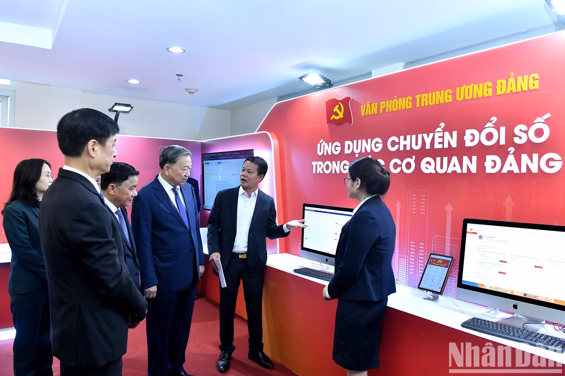 El dirigente del PCV recorre una zona expositiva sobre la transformación digital en los organismos del Partido.