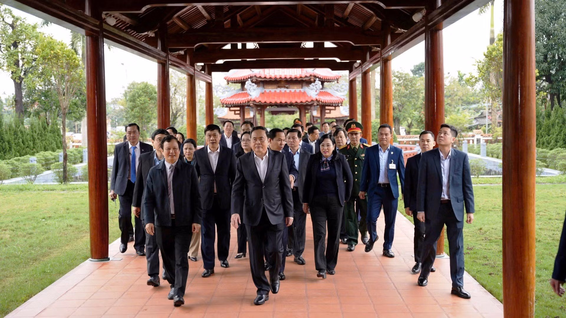 La actividad tiene como objetivo conmemorar el 80 aniversario de la fundación del Ejército Popular de Vietnam y los 35 años del Día de Defensa de todo el pueblo, así como en ocasión de su visita de trabajo a Thua Thien-Hue para anunciar la Resolución de la Asamblea Nacional sobre reconocimiento a la provincia como ciudad bajo administración central.