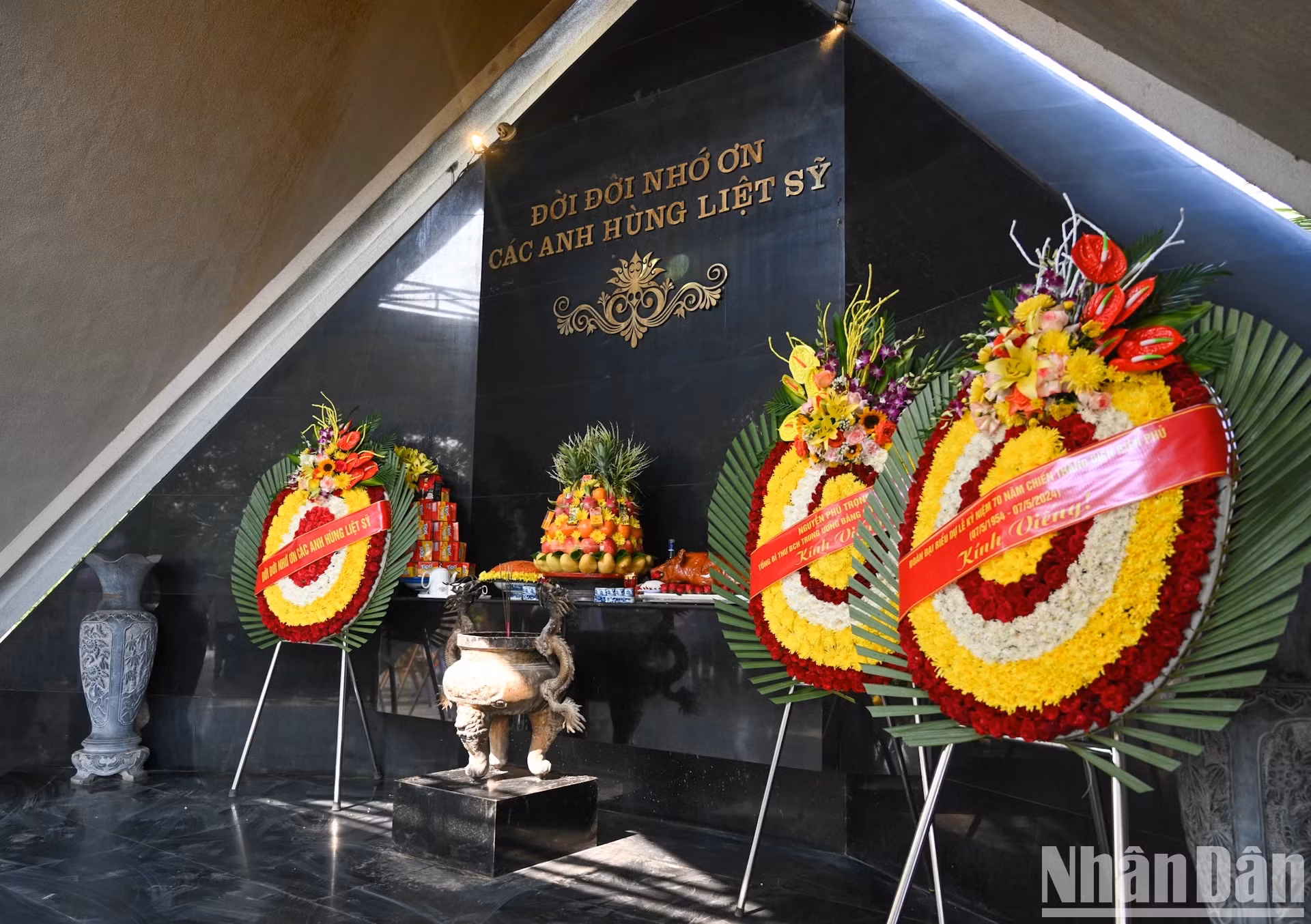 El secretario general del Partido Comunista de Vietnam (PCV), Nguyen Phu Trong, envía una ofrenda floral en homenaje a los combatientes caídos.