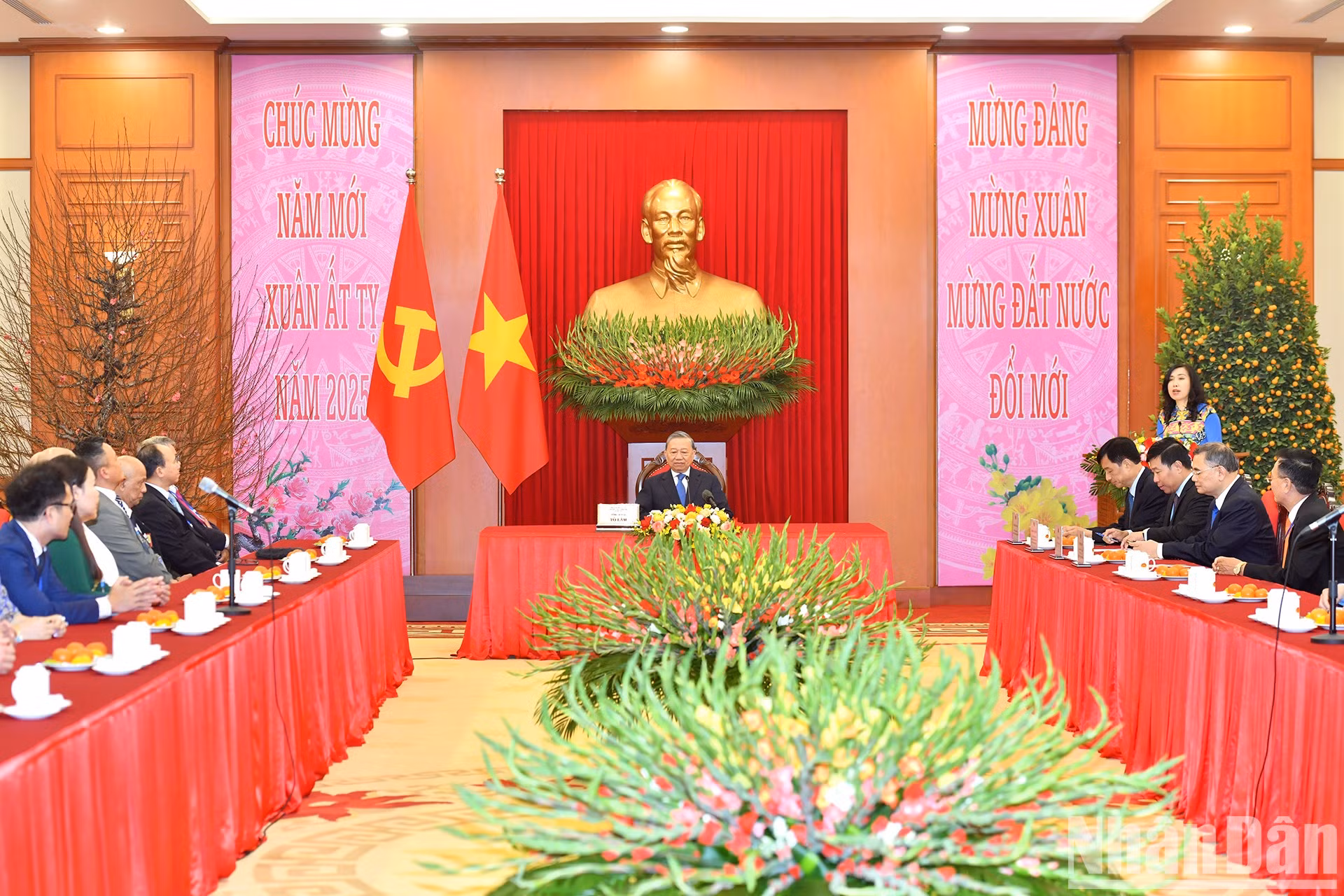 Escena de la reunión entre To Lam y representantes de la comunidad vietnamita en el exterior para el programa “Primavera de la Patria” 2025. Escena de la reunión entre To Lam y representantes de la comunidad vietnamita en el exterior para el programa “Primavera de la Patria” 2025.