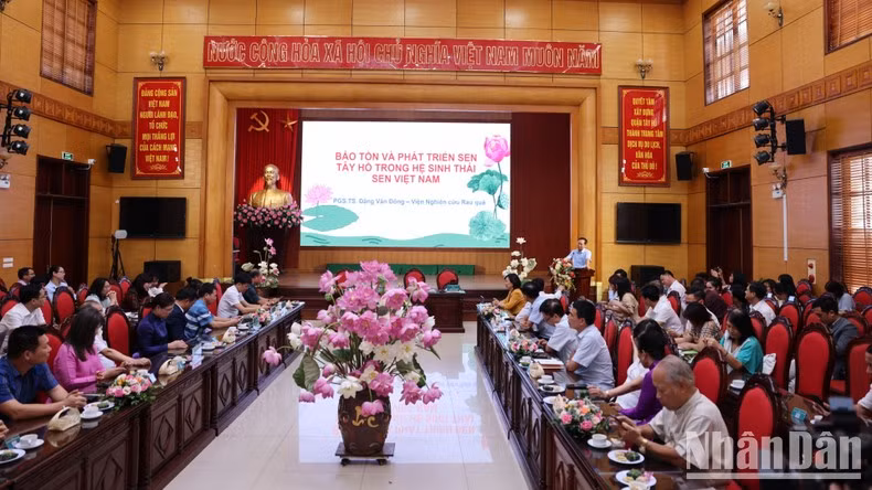 Panorama de un seminario sobre la conservación y el desarrollo del loto de Tay Ho en el ecosistema vietnamita de esa misma especie.