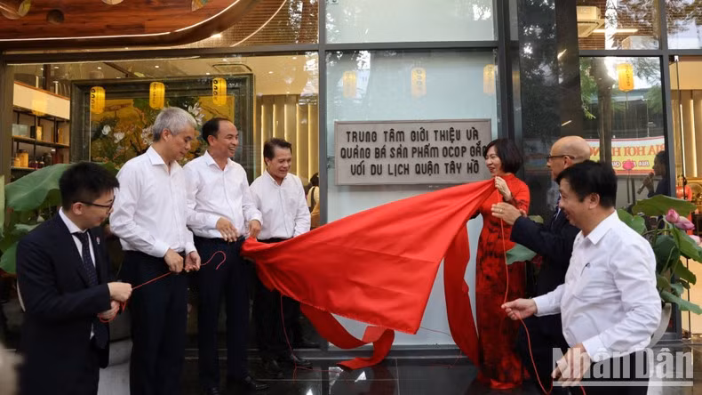 El centro sirve de lugar de promoción, encuentro empresarial y venta de productos de Tay Ho y regiones de todo el país, además de aportar a la conservación y aplicación de los valores culturales tradicionales en beneficio del turismo.