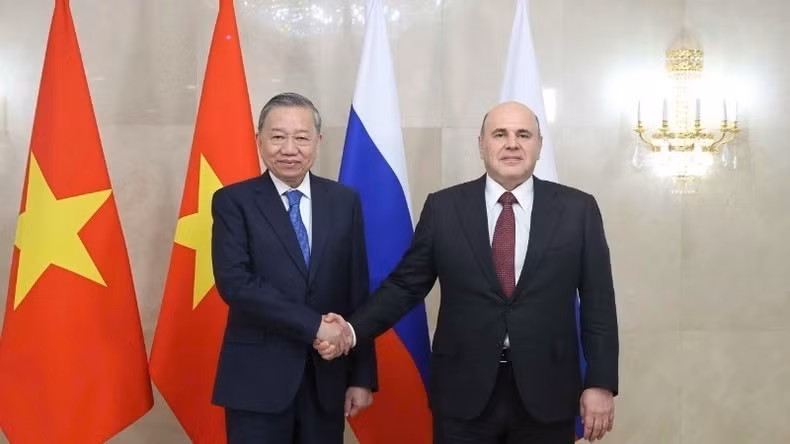 El secretario general del Partido Comunista de Vietnam, To Lam, y el primer ministro de Rusia, Mikhail Mishustin.