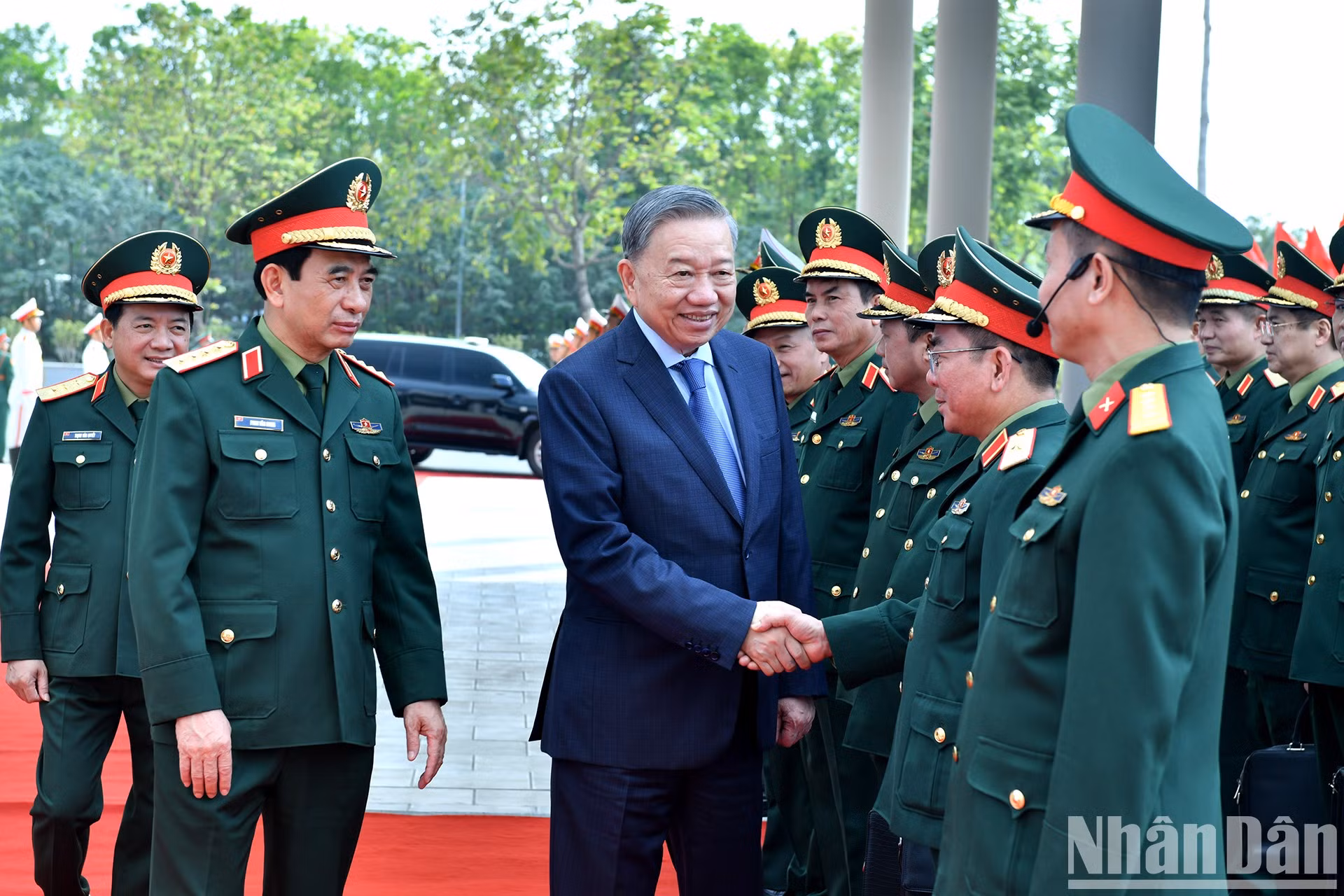 El secretario general del PCV es recibido por dirigentes del Ministerio de Defensa y empleados del Museo de Historia Militar. El secretario general del PCV es recibido por dirigentes del Ministerio de Defensa y empleados del Museo de Historia Militar.