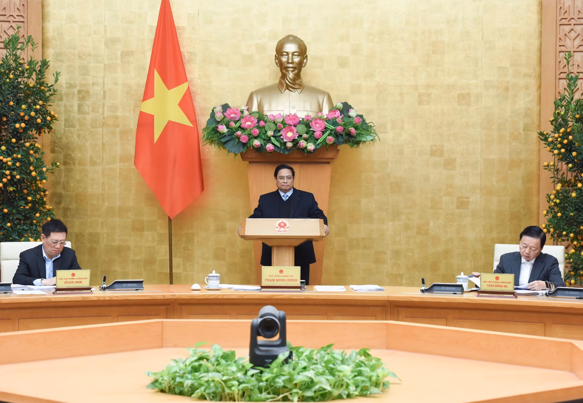 El primer ministro Pham Minh Chinh conduce la reunión gubernamental correspondiente al enero último. El primer ministro Pham Minh Chinh conduce la reunión gubernamental correspondiente al enero último.