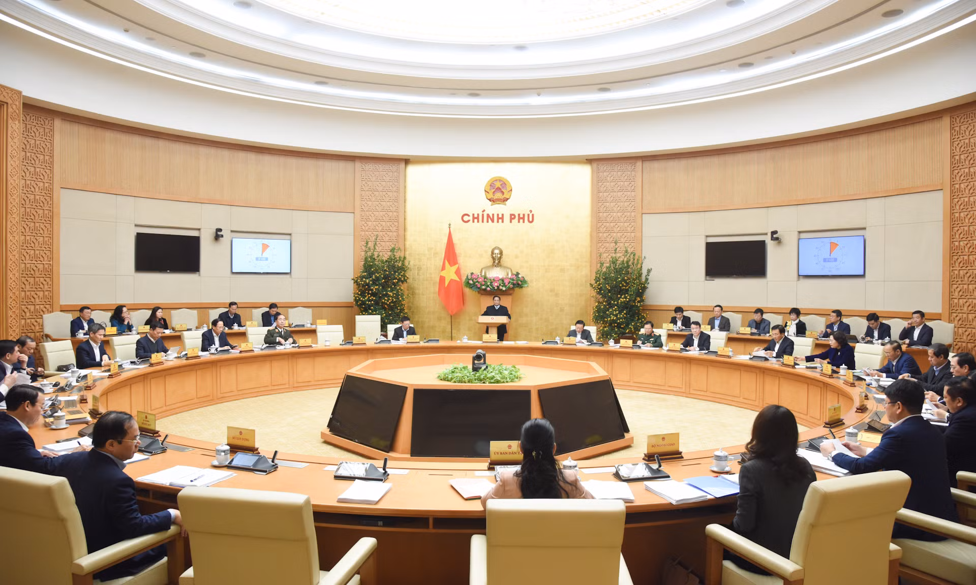 [Foto] Premier vietnamita preside reunión gubernamental de enero