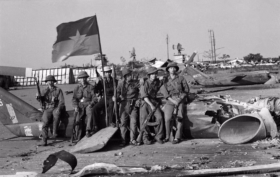 Las fuerzas de liberación toman el control del aeropuerto de Buon Ma Thuot (marzo de 1975).