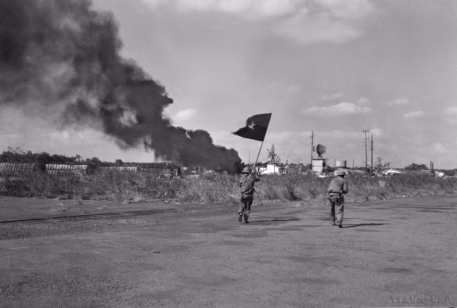 Las fuerzas de liberación avanzan hacia el aeropuerto de Hoa Binh en la ciudad de Buon Ma Thuot (marzo de 1975).