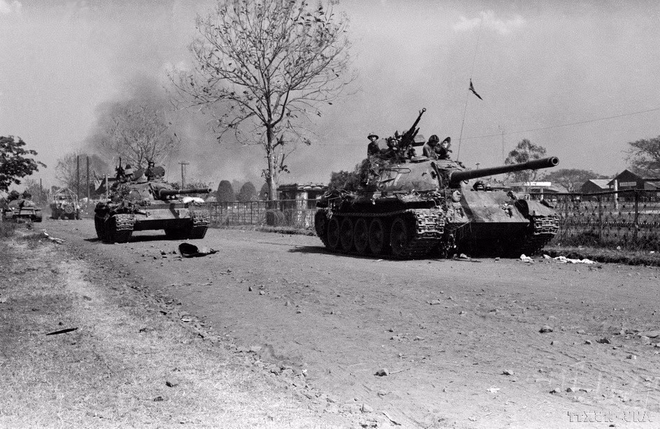 Las unidades de infantería, tanques y vehículos blindados avanzan para liberar Buon Ma Thuot (marzo de 1975).