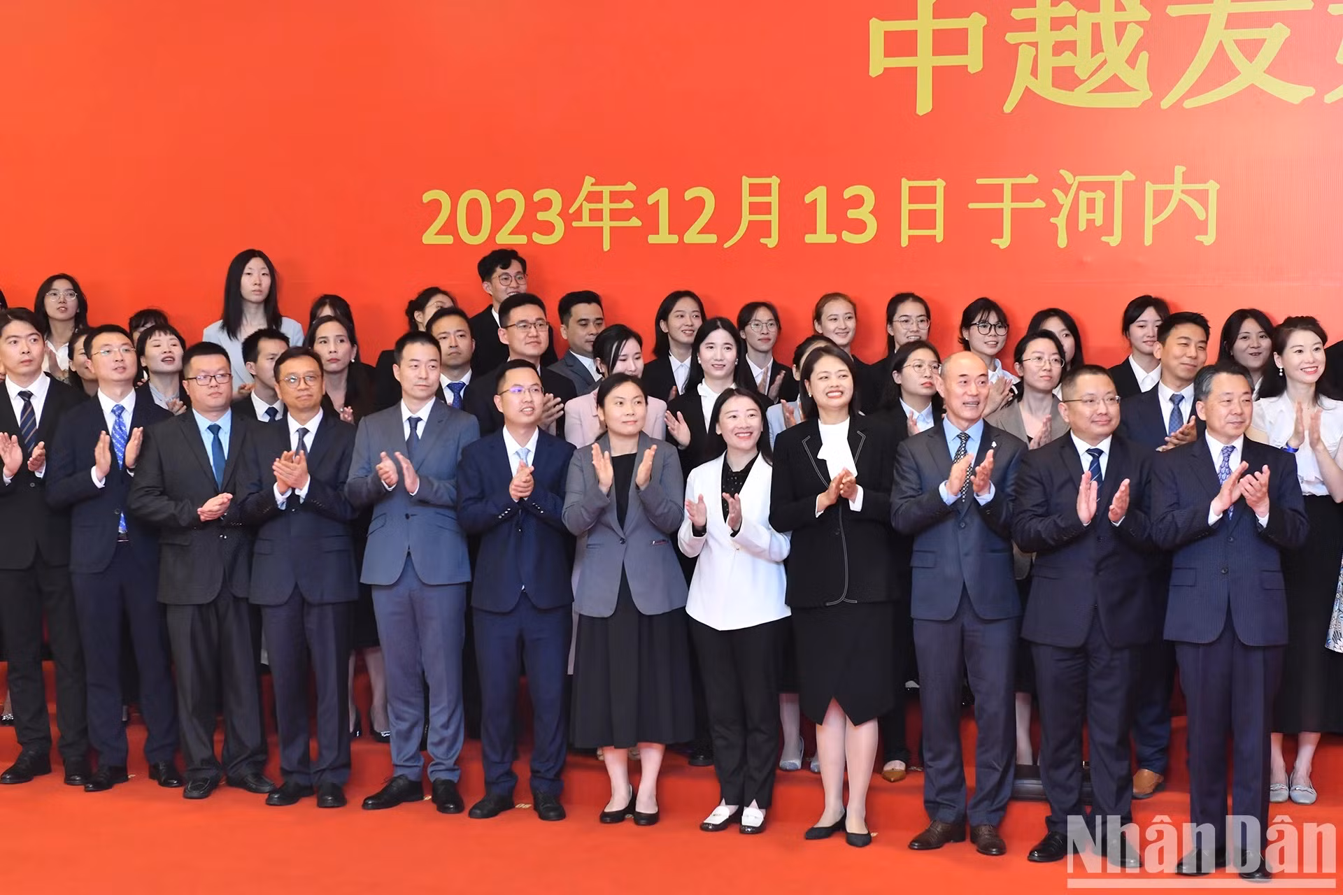 Intelectuales y jóvenes de Vietnam y China dan la bienvenida al secretario general Nguyen Phu Trong y el secretario general y presidente Xi Jinping.