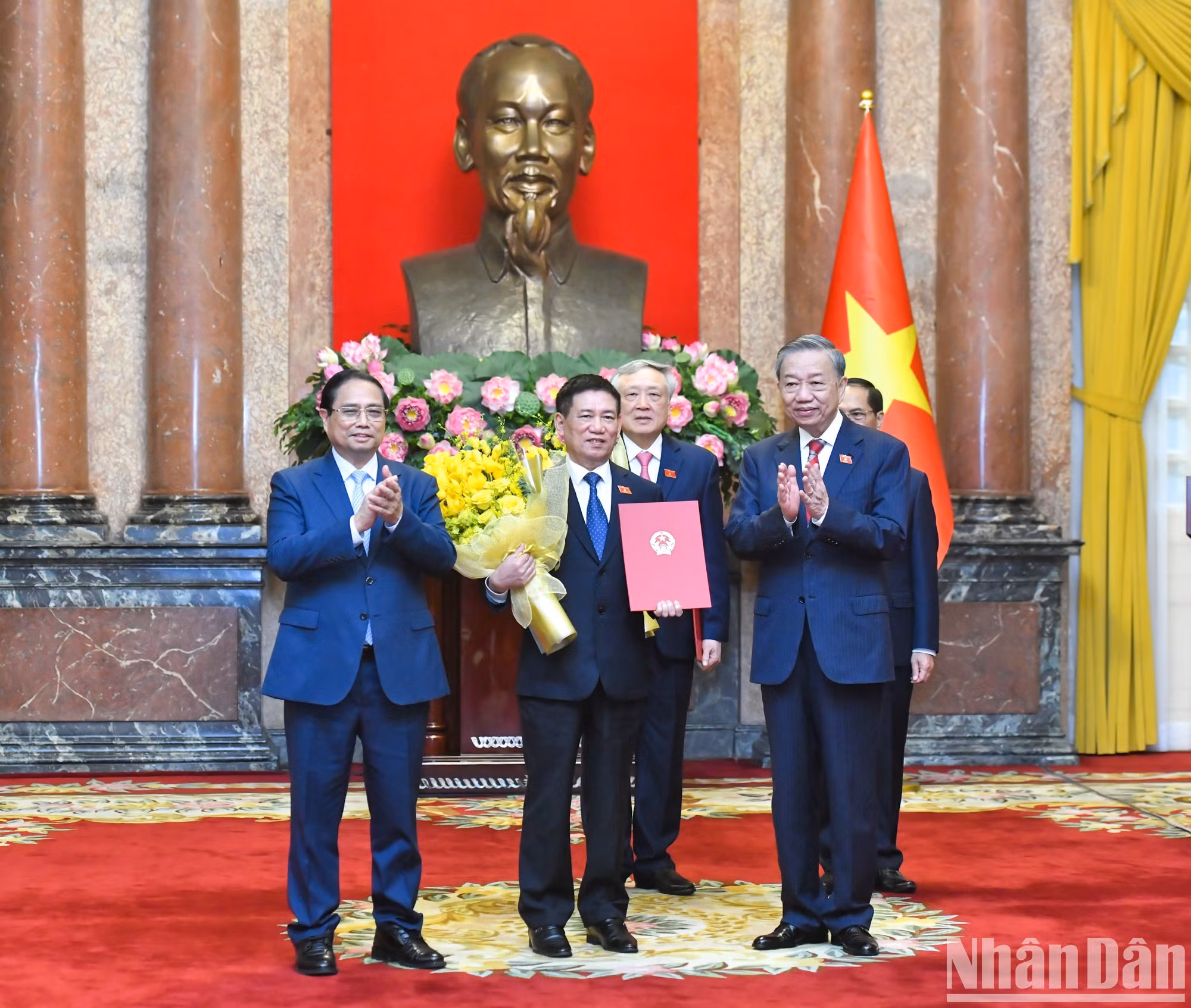 El máximo dirigente vietnamita otorga la decisión de nombramiento al vice primer ministro Ho Duc Phoc.