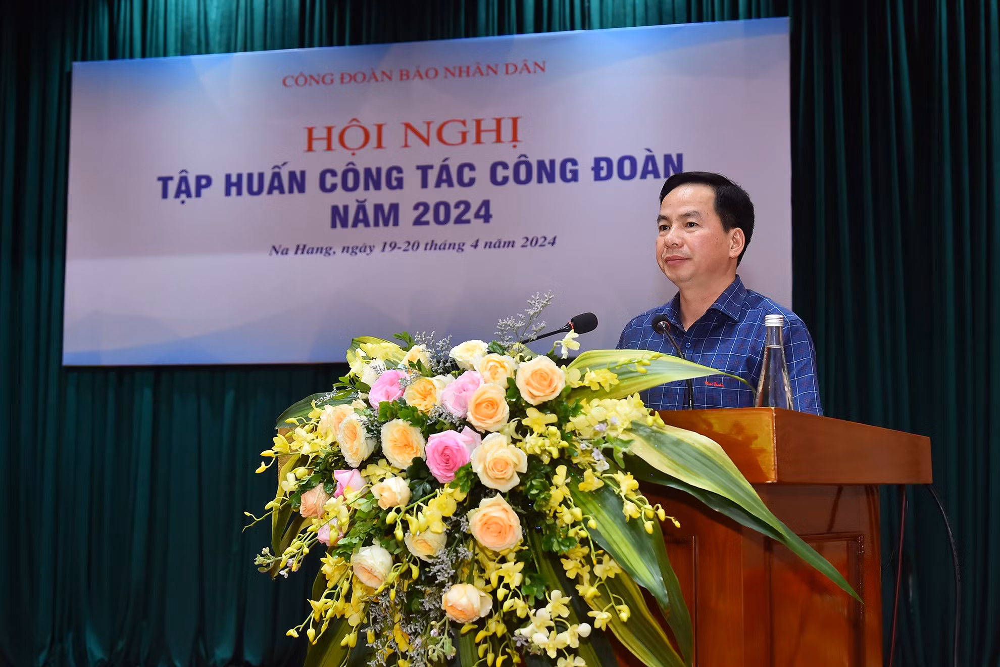 El vicepresidente del Comité Popular de Na Hang Nguyen Trong Doan interviene en el acto.