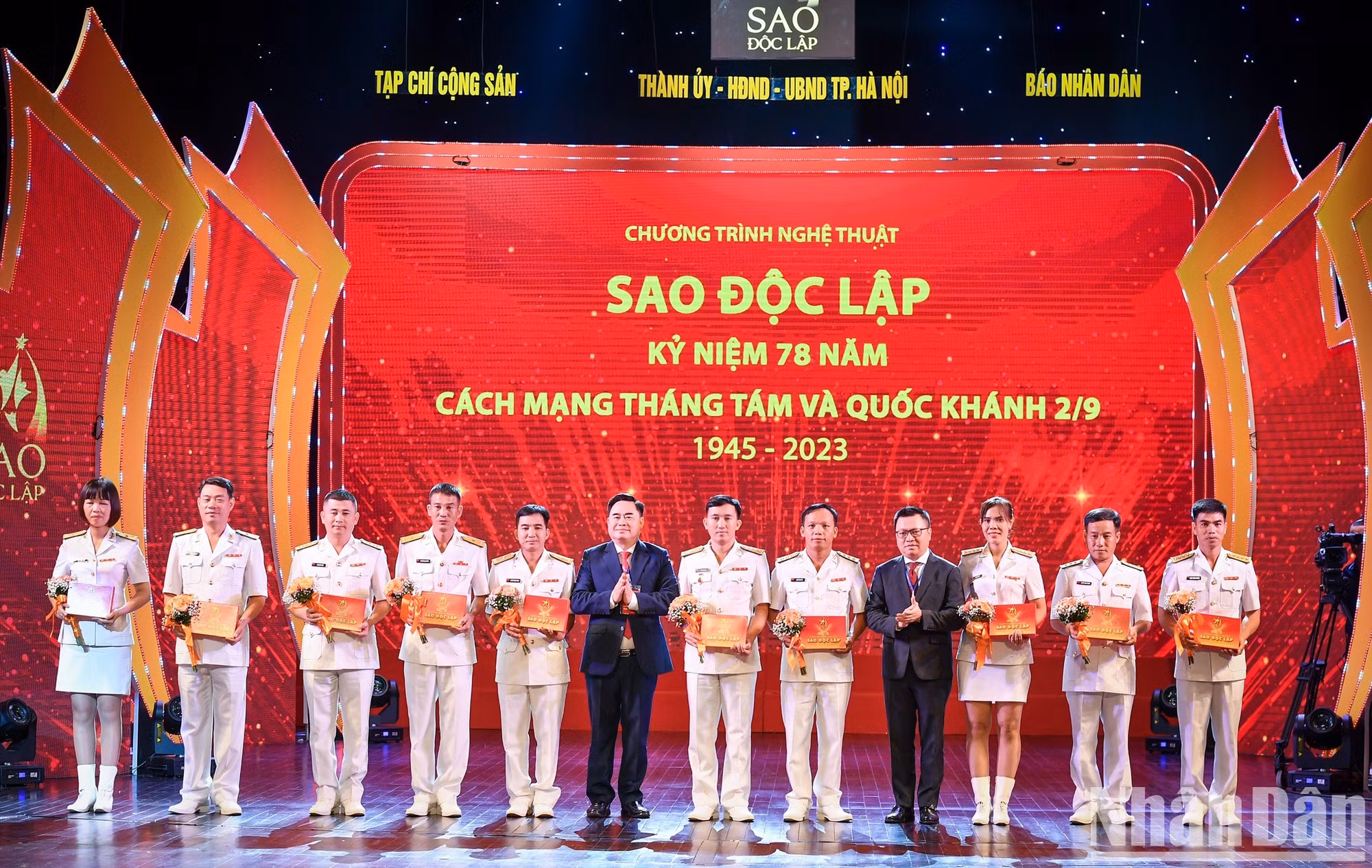 El miembro del CC, subjefe de su Comisión de Comunicación y Educación, presidente-editor del periódico Nhan Dan y titular de la Asociación de Periodistas de Vietnam, Le Quoc Minh, y el subjefe redactor la Revista Comunista, Pham Minh Tuan, entregan obsequios a oficiales de la Armada que han destacado por sus méritos en la defensa de la soberanía nacional sobre mares e islas.