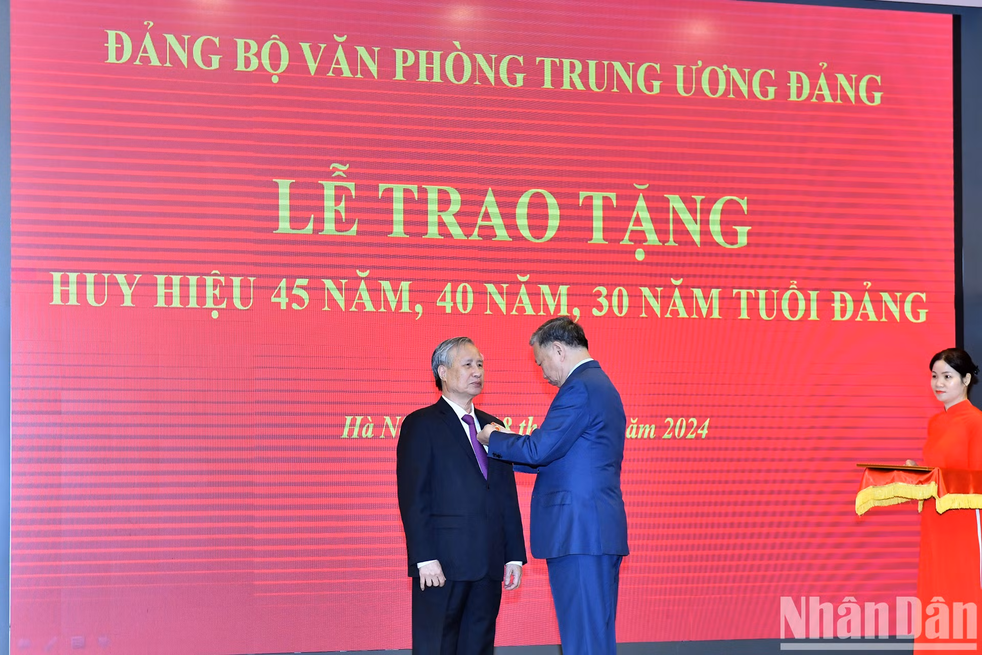 [Foto] Otorgan insignia de 45 años de militancia a exmiembro permanente del Secretariado Tran Quoc Vuong
