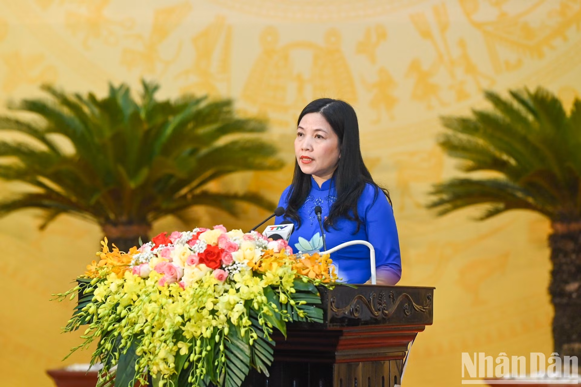 La jefa de Movilización de Masas y presidenta de la filial del Frente de la Patria de Vietnam en Thanh Hoa, Pham Thi Thanh Thuy, presenta el trabajo su entidad y una recopilación de opiniones enviadas a la reunión por votantes locales. La jefa de Movilización de Masas y presidenta de la filial del Frente de la Patria de Vietnam en Thanh Hoa, Pham Thi Thanh Thuy, presenta el trabajo su entidad y una recopilación de opiniones enviadas a la reunión por votantes locales.