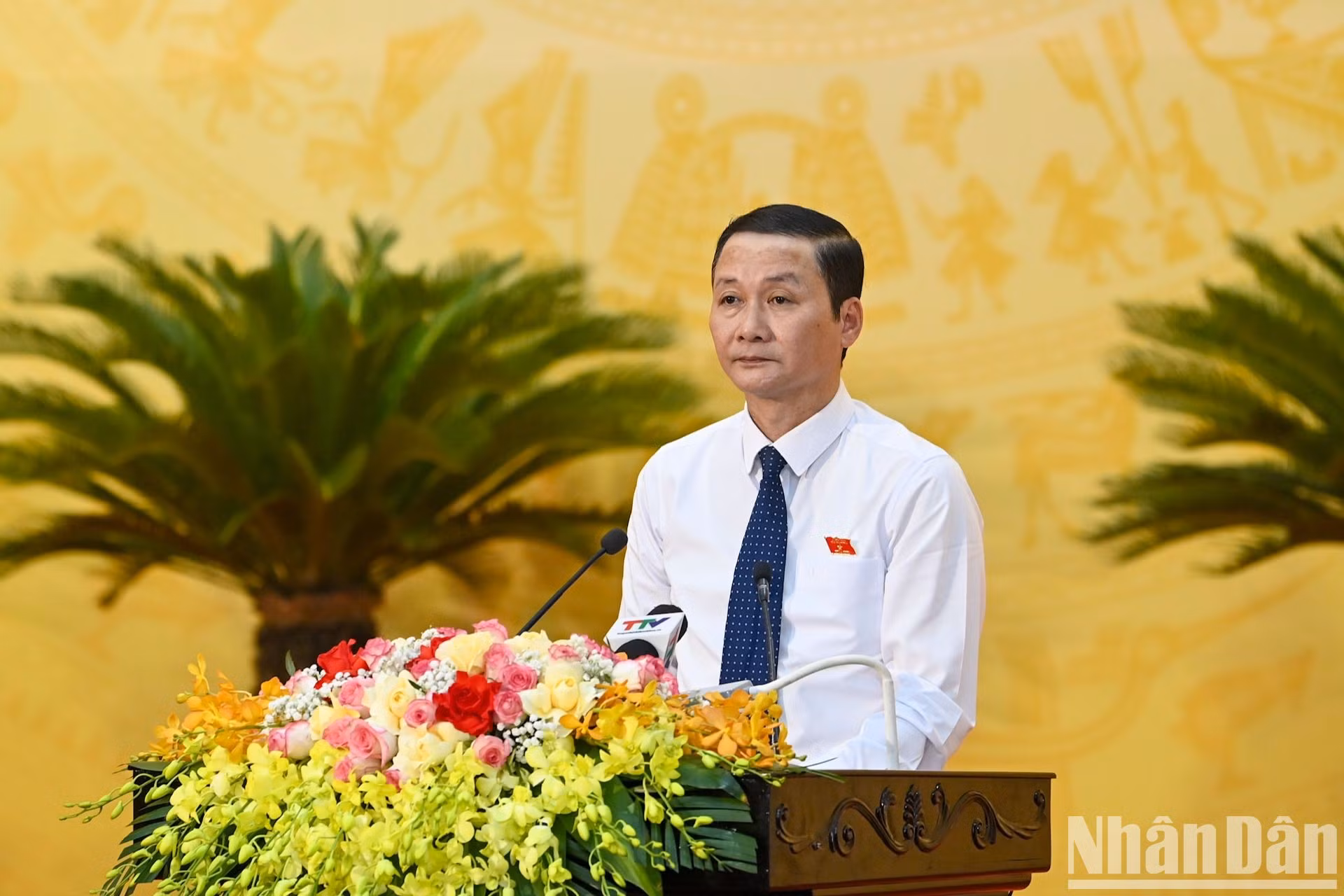 El presidente del Comité Popular de Thanh Hoa, Do Minh Tuan, presenta un breve informe sobre la situación socioeconómica y de defensa y seguridad de la provincia en el primer semestre del año, así como las principales tareas para los seis meses restantes. El presidente del Comité Popular de Thanh Hoa, Do Minh Tuan, presenta un breve informe sobre la situación socioeconómica y de defensa y seguridad de la provincia en el primer semestre del año, así como las principales tareas para los seis meses restantes.