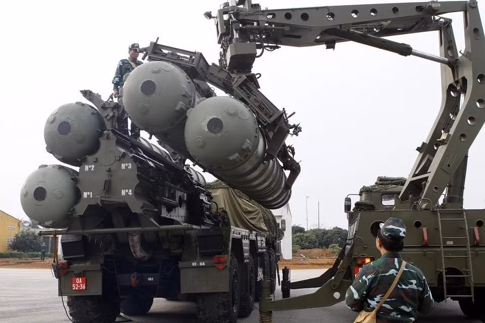 Las relaciones de cooperación en defensa y seguridad entre Rusia y Vietnam continúan desarrollándose. El país euroasiático sigue siendo un socio tradicional y confiable de Vietnam en la cooperación técnica, militar y de defensa, y el principal proveedor de equipo y material militar para el Ejército Popular de Vietnam. En la foto, el sistema de misiles de defensa aérea moderno S-300PMU1, equipado para las fuerzas de defensa aérea de Vietnam.