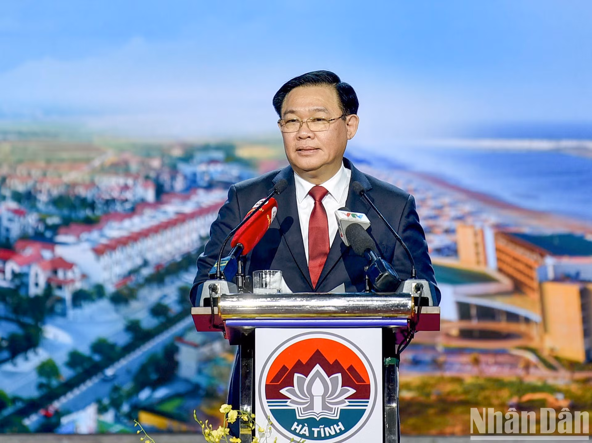 El presidente del Parlamento, Vuong Dinh Hue, ofrece sus directrices.