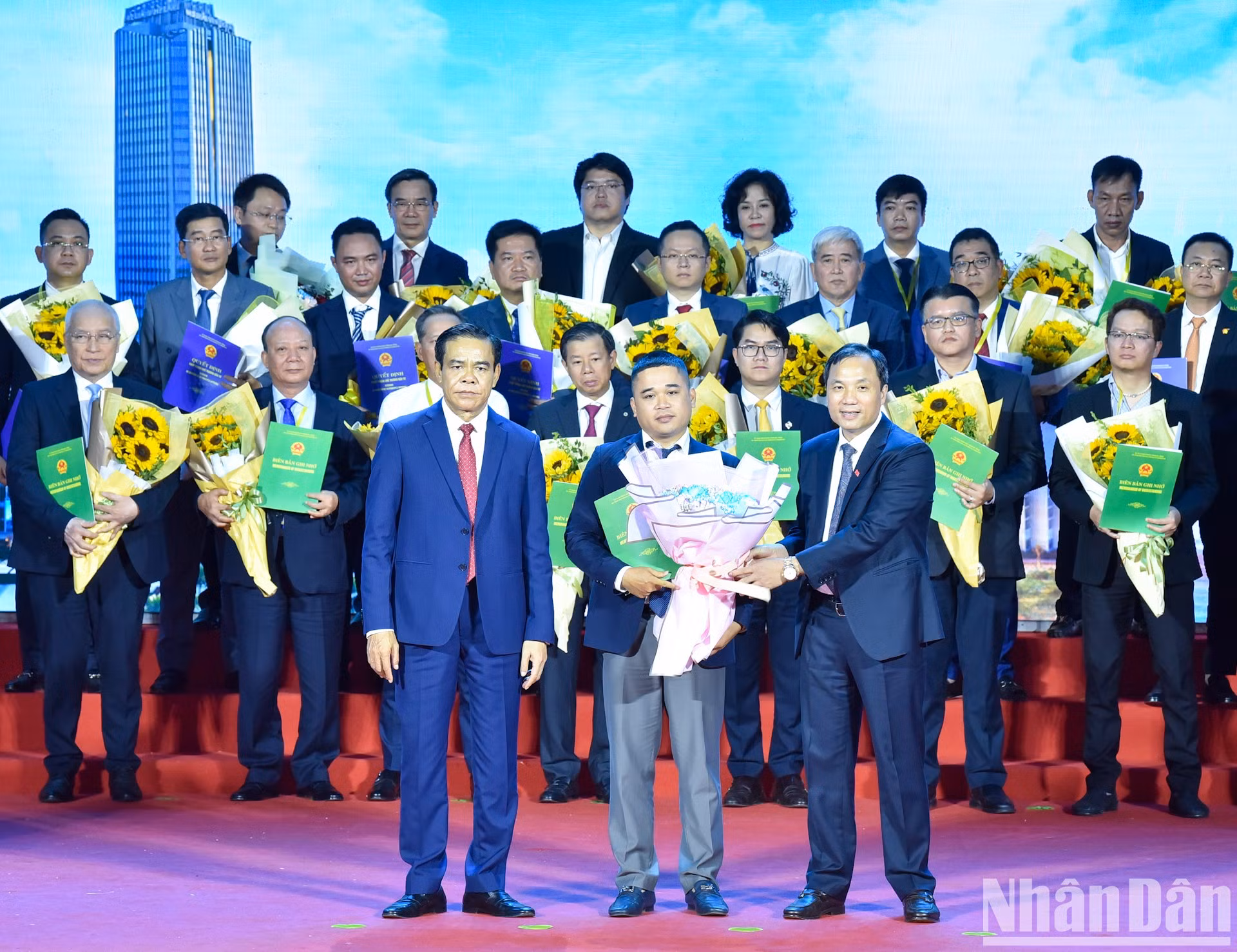 Vo Trong Hai y el secretario del Comité partidista local, Hoang Trung Dung, entregan a las empresas solicitantes la decisión a favor de sus inversiones y el memorando de entendimiento sobre cooperación bilateral en el tema.