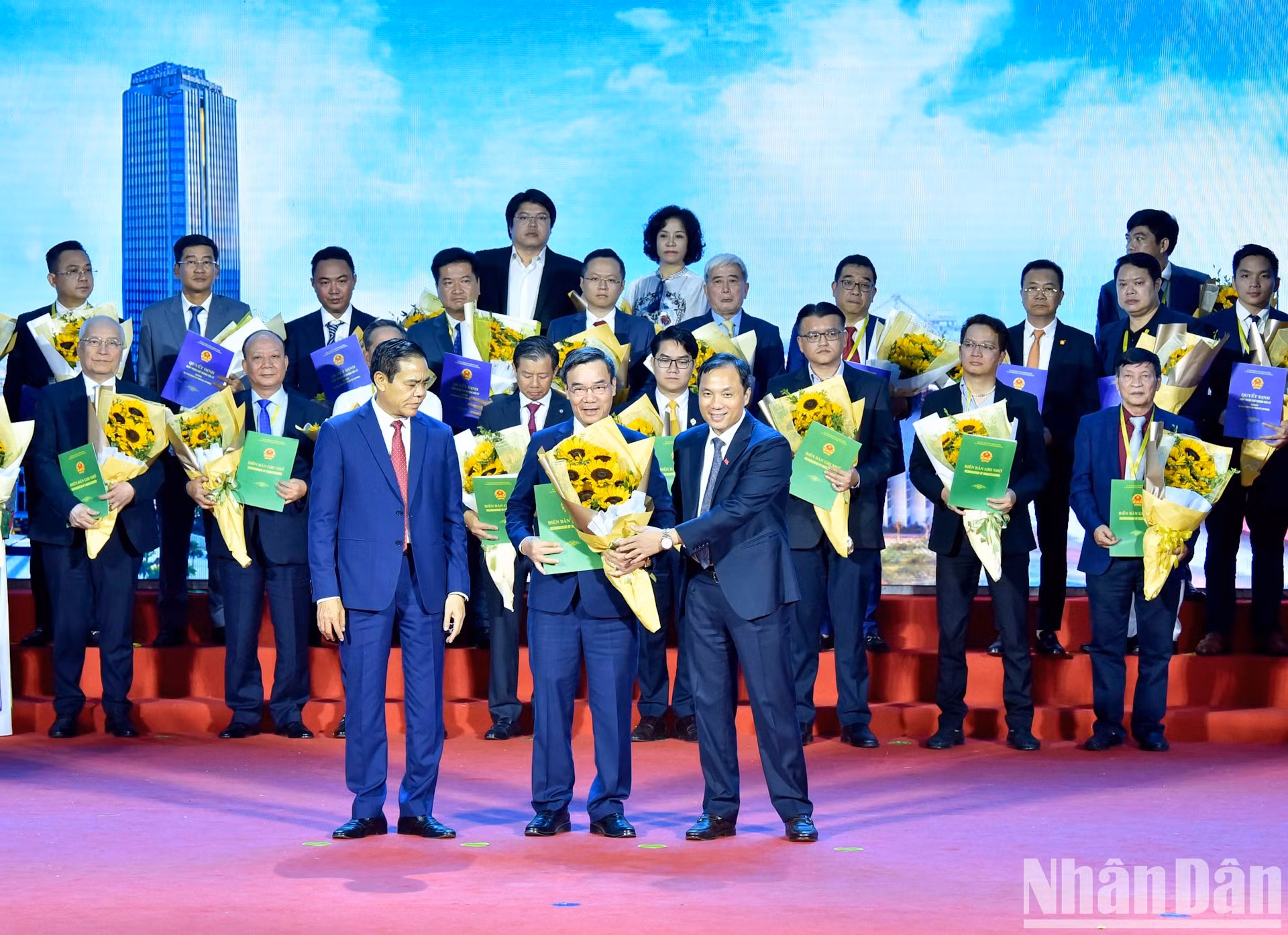 En la cita, la provincia de Ha Tinh otorga licencias a 14 inversores y sus 15 proyectos, cuyo capital registrado suma más de 409 millones de dólares.