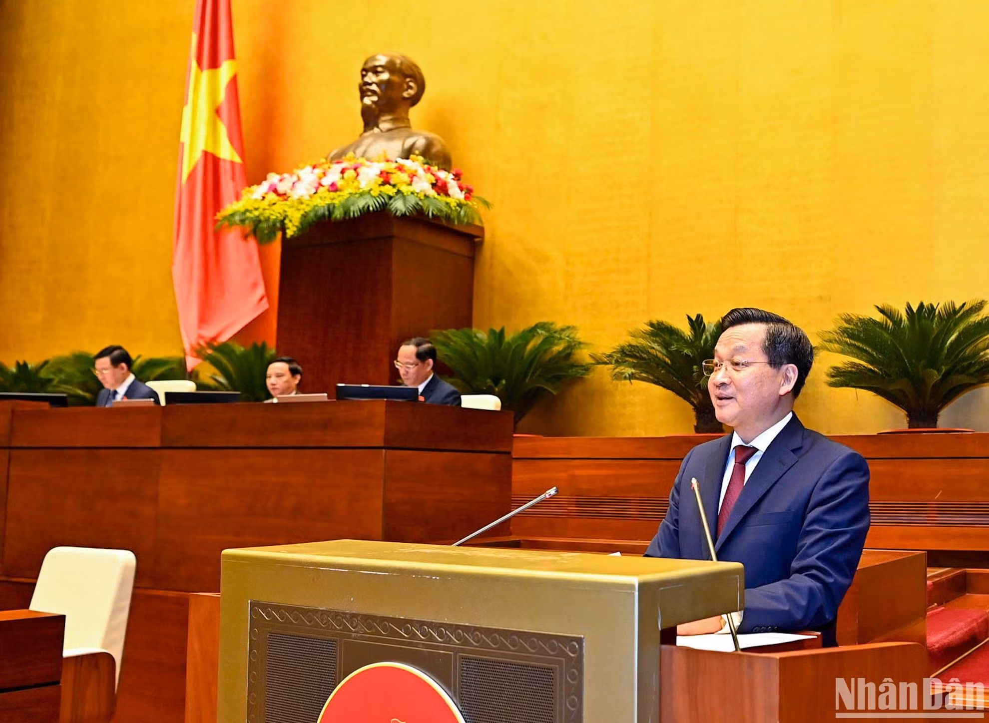 El vice primer ministro Le Minh Khai expone el informe de evaluación gubernamental sobre los resultados de despliegue del plan de desarrollo socioeconómico y el presupuesto estatal en 2022, así como esta labor en los primeros meses de 2023.