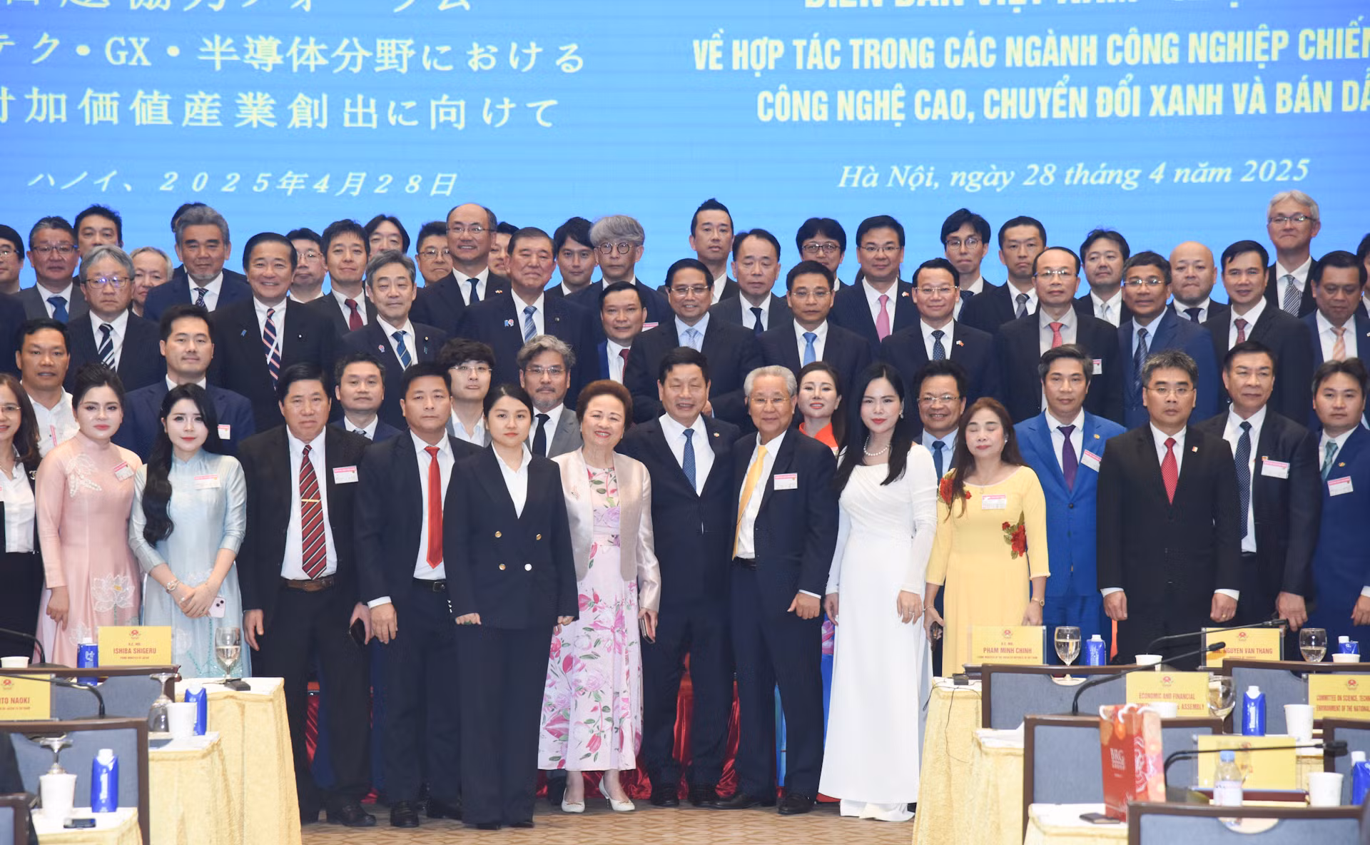 [Foto] Premieres de Vietnam y Japón asisten a foro de cooperación en industrias estratégicas