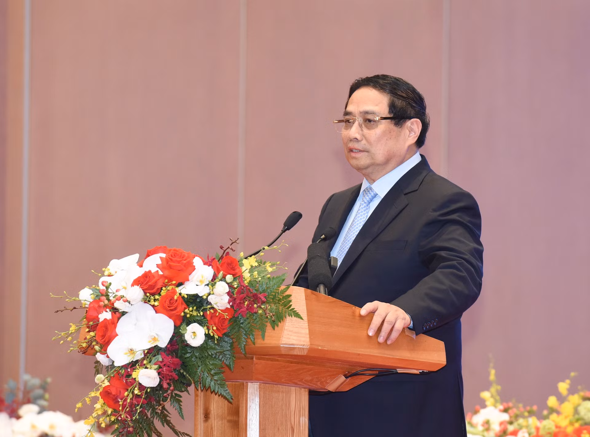 El primer ministro Pham Minh Chinh interviene en el evento.