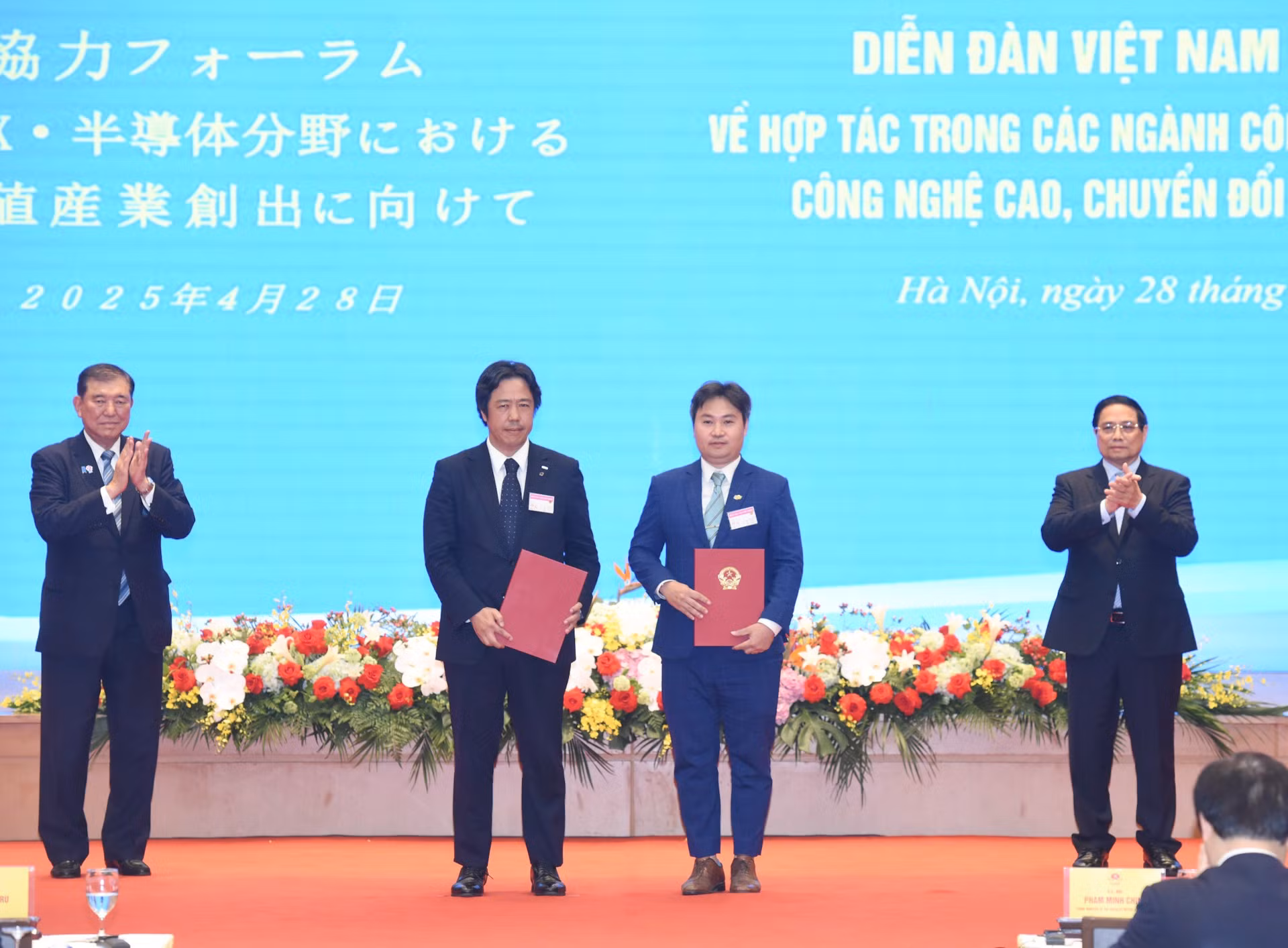 Los dos premieres presencian la firma de un memorando de entendimiento sobre cooperación entre el grupo vietnamita FPT y la corporación japonesa Restar.