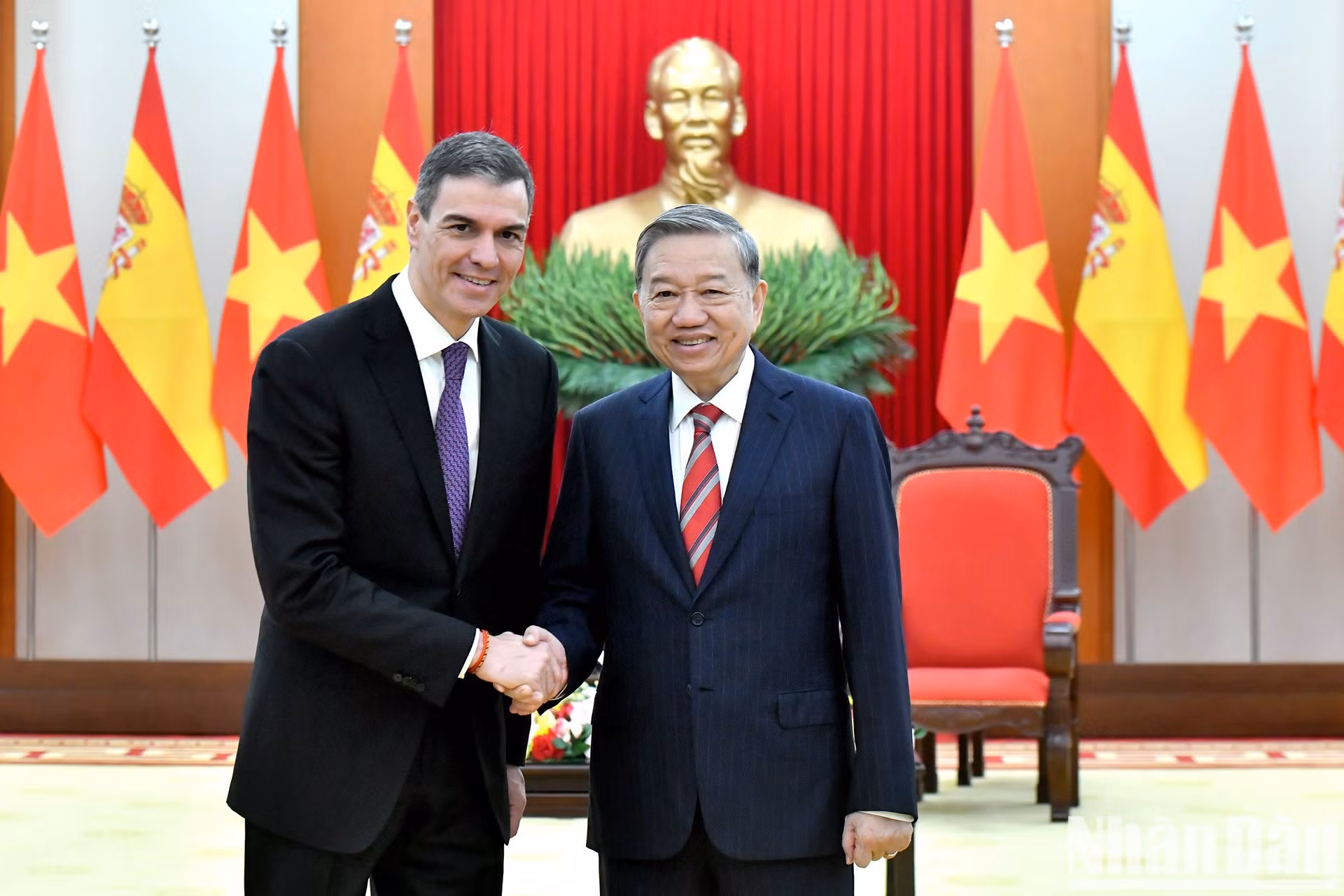 El líder partidista de Vietnam, To Lam, y el presidente del Gobierno español, Pedro Sánchez. El líder partidista de Vietnam, To Lam, y el presidente del Gobierno español, Pedro Sánchez.