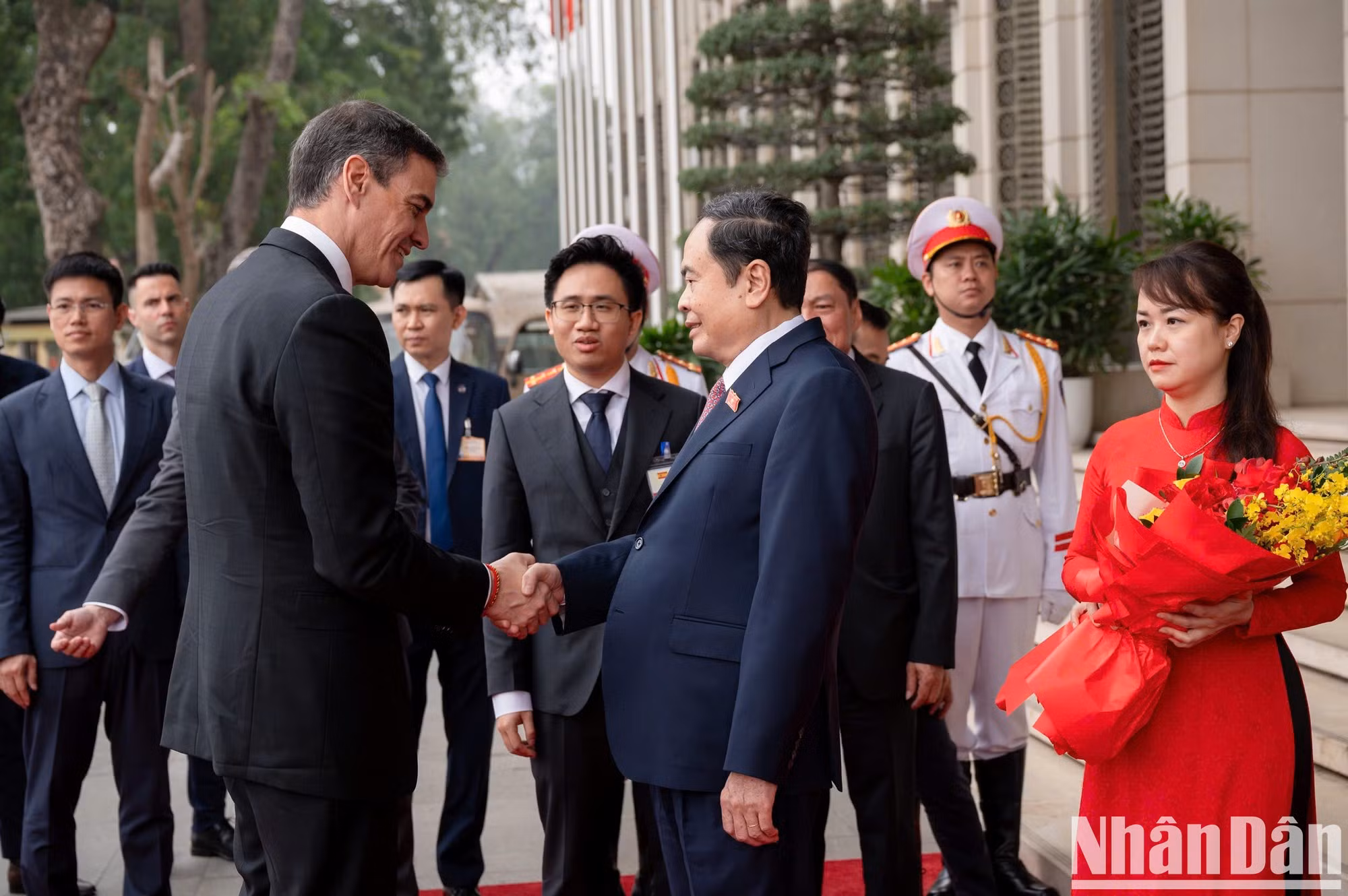 El presidente de la Asamblea Nacional de Vietnam, Tran Thanh Man, y el presidente del Gobierno de España, Pedro Sánchez.