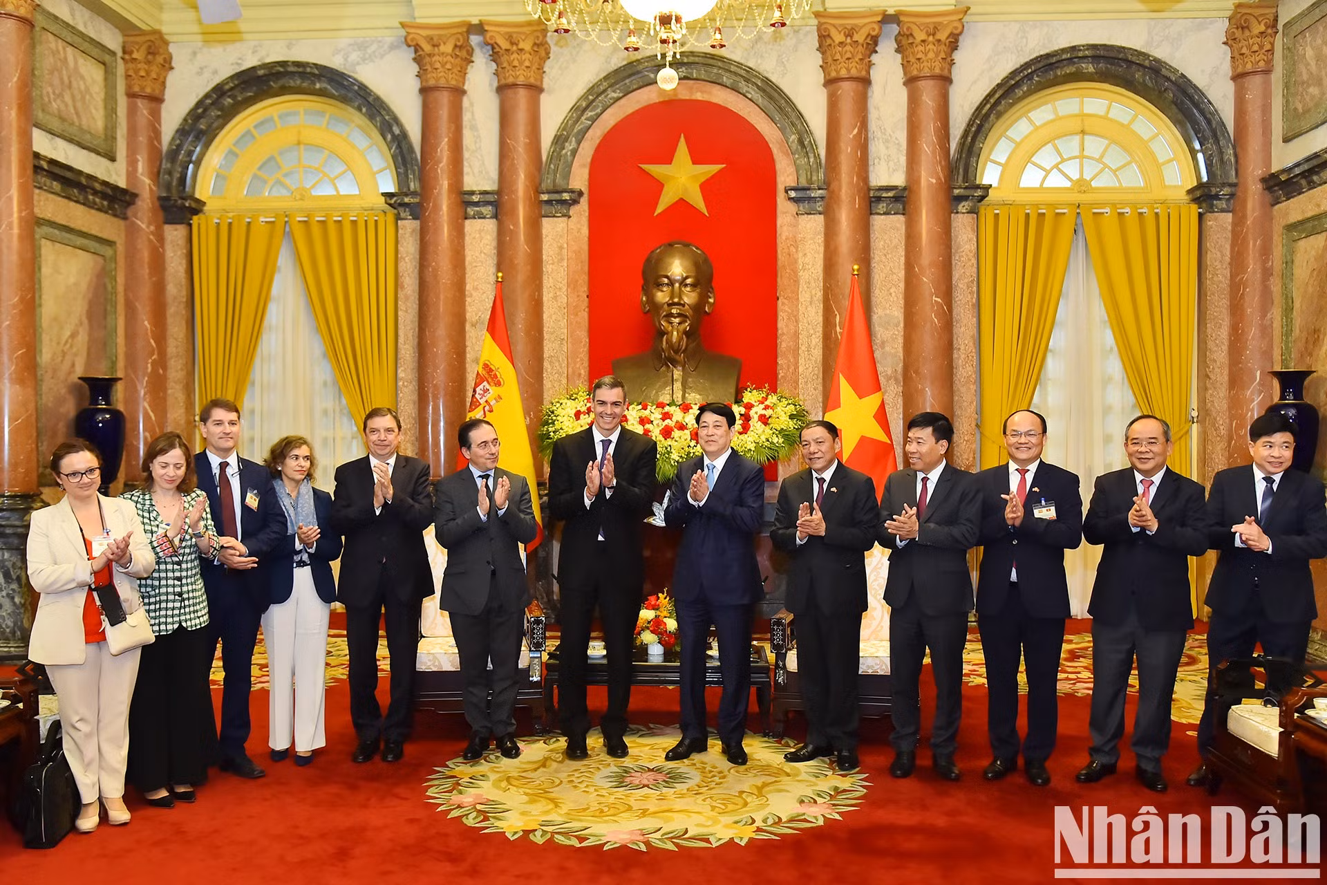 Los dos dirigentes posan junto con otros delegados.