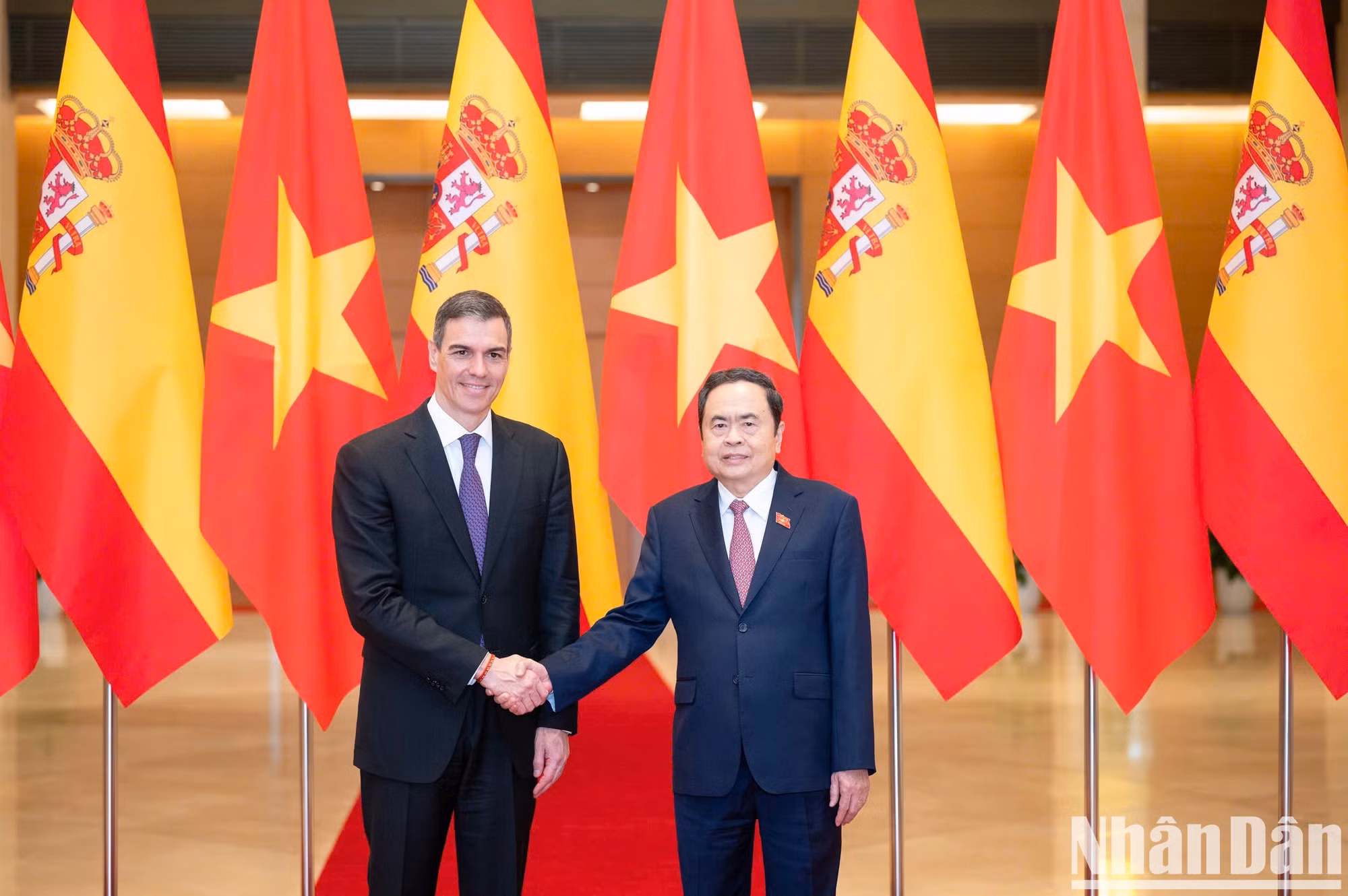 El máximo legislador de Vietnam y el jefe de Gobierno español.