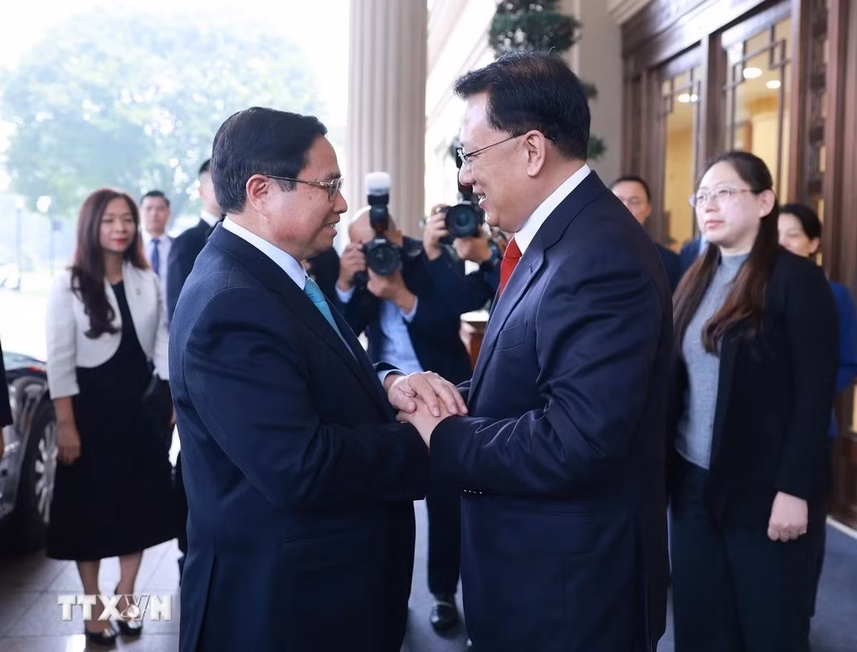 El primer ministro de Vietnam, Pham Minh Chinh, y el secretario del Comité del PCCh en la ciudad de Chongqing, Yuan Jiajun.