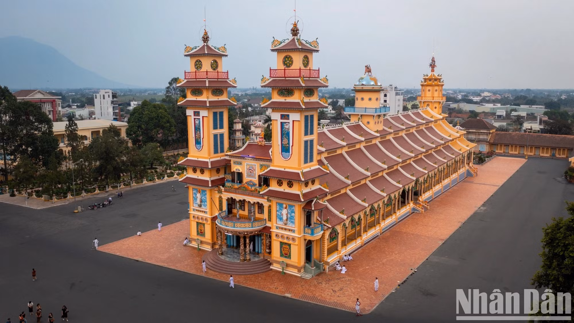 Según el caodaísmo su nombre completo es “Santa Sede de la Tercera Gran Amnistía Religiosa Universal” o “Santa Sede de Cao Dai”. Integran este complejo religioso más de cien obras arquitectónicas de diversos tamaños, sobre una superficie de 1,2 kilómetros cuadrados. Los 12 portones que lo rodean son tallados de imágenes de las cuatro criaturas mitológicas en la cultura vietnamita (el dragón, el unicornio, la tortuga y el fénix) y la flor del loto.