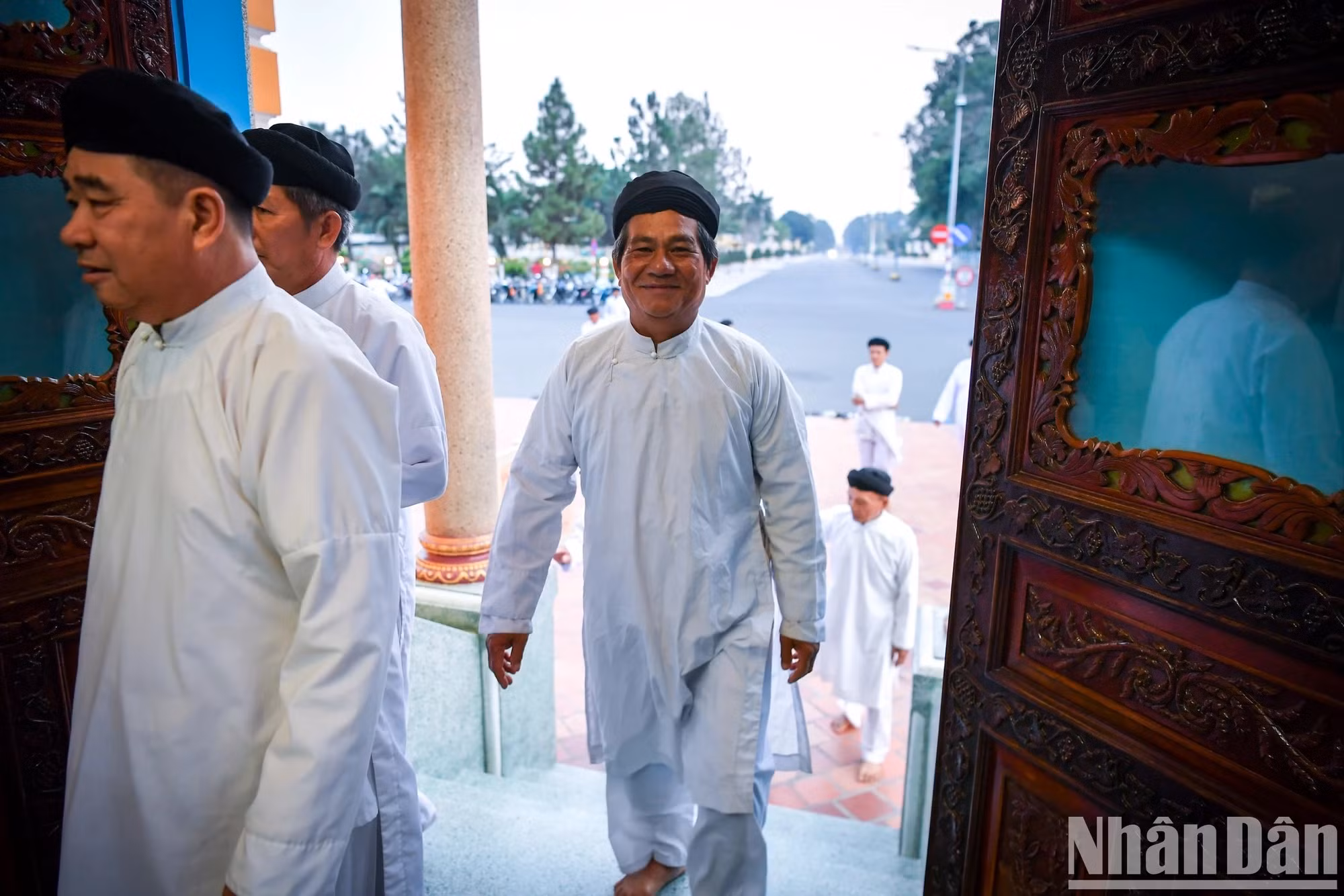 Los hombres entran al santuario principal por la puerta derecha y las mujeres por la izquierda.